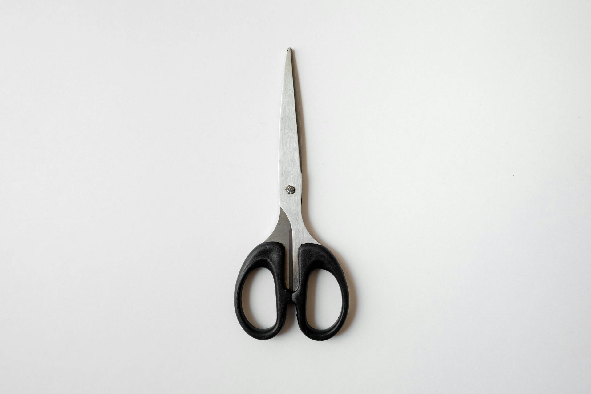 Des ciseaux sur une table | Source : Pexels
