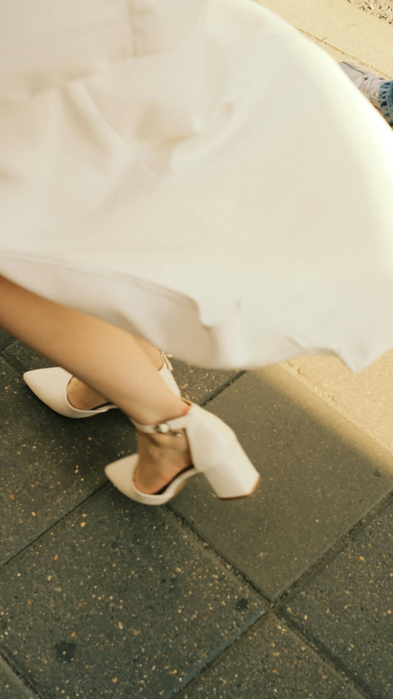 Une femme marchant sur un trottoir | Source : Pexels