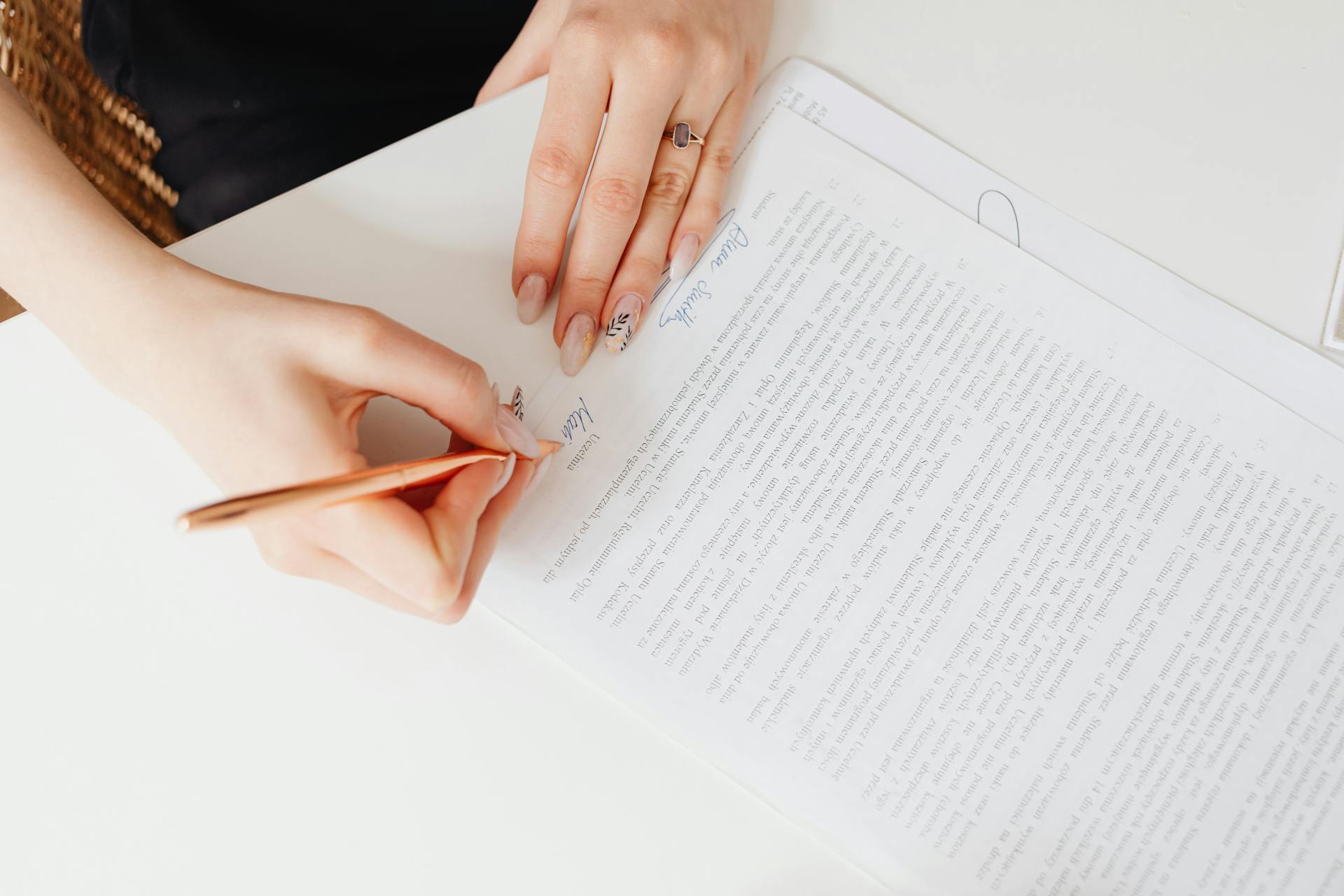 Une femme qui signe des documents administratifs | Source : Pexels