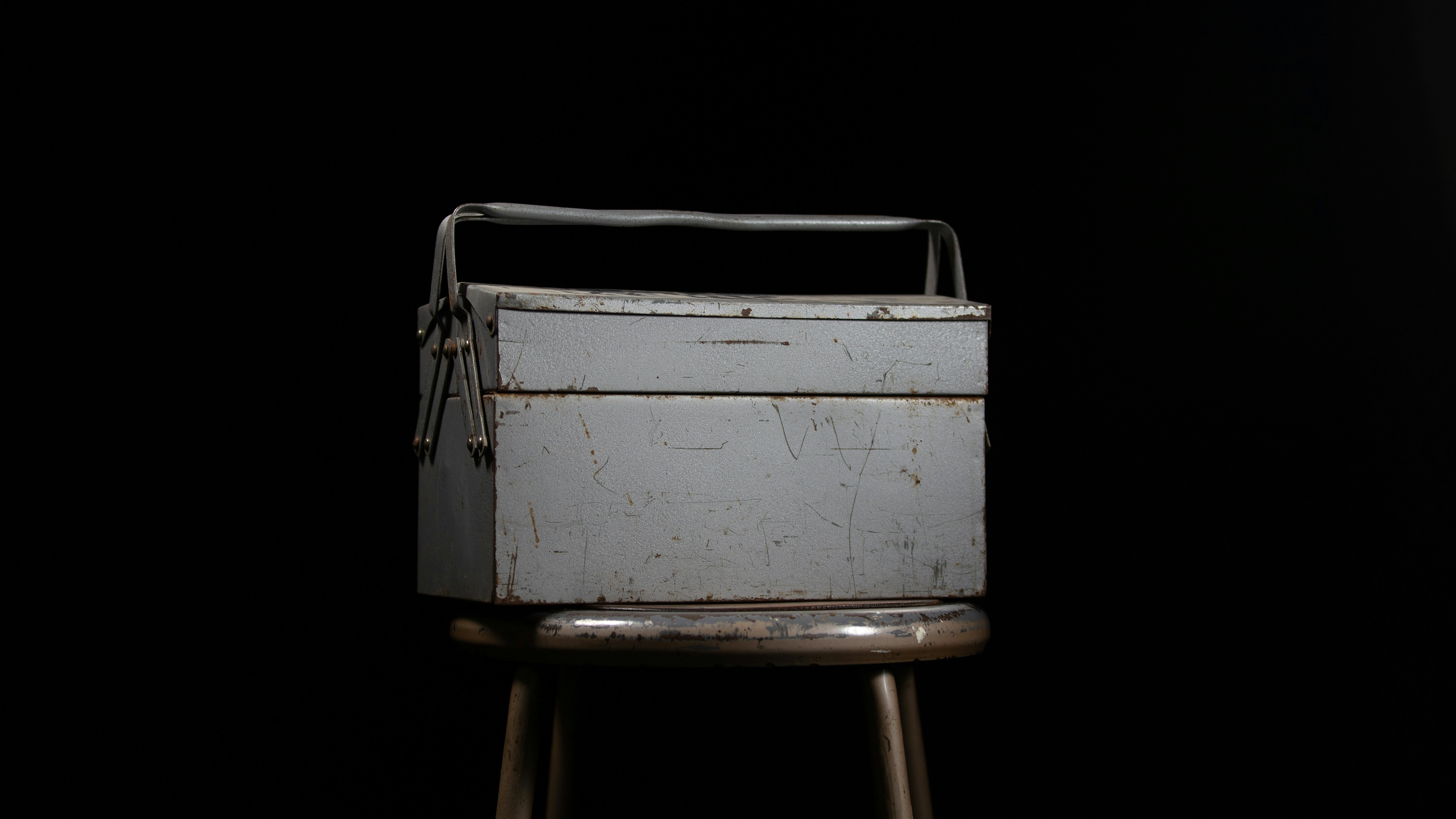 Une boîte à outils en métal posée sur un tabouret | Source : Pexels