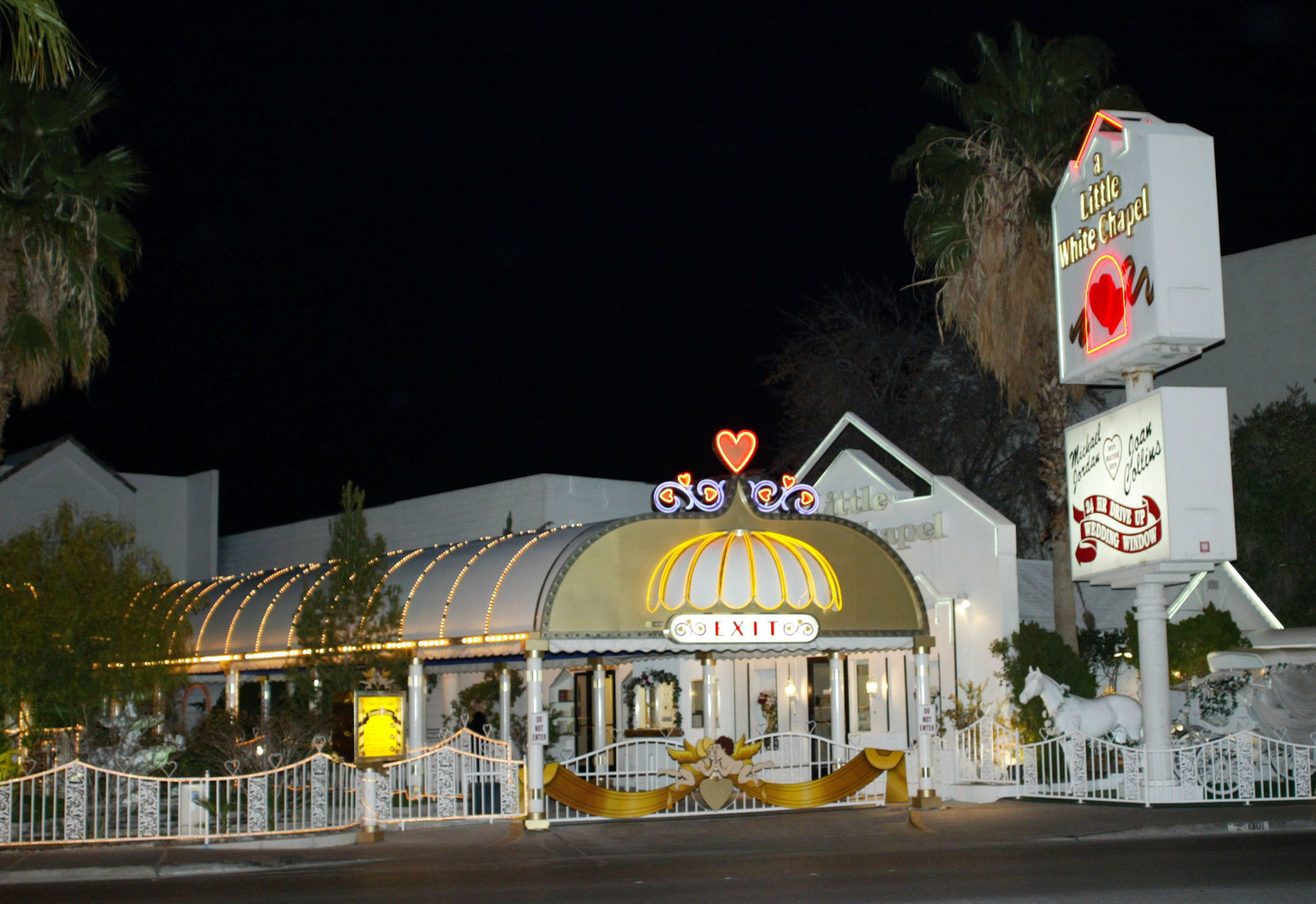 La Little White Chapel à Las Vegas, où Britney Spears et Jason Alexander se sont mariés vers 5 heures du matin le 4 janvier 2004. Des documents judiciaires ont par la suite indiqué que Spears n'avait pas conscience de ce qu'elle faisait.