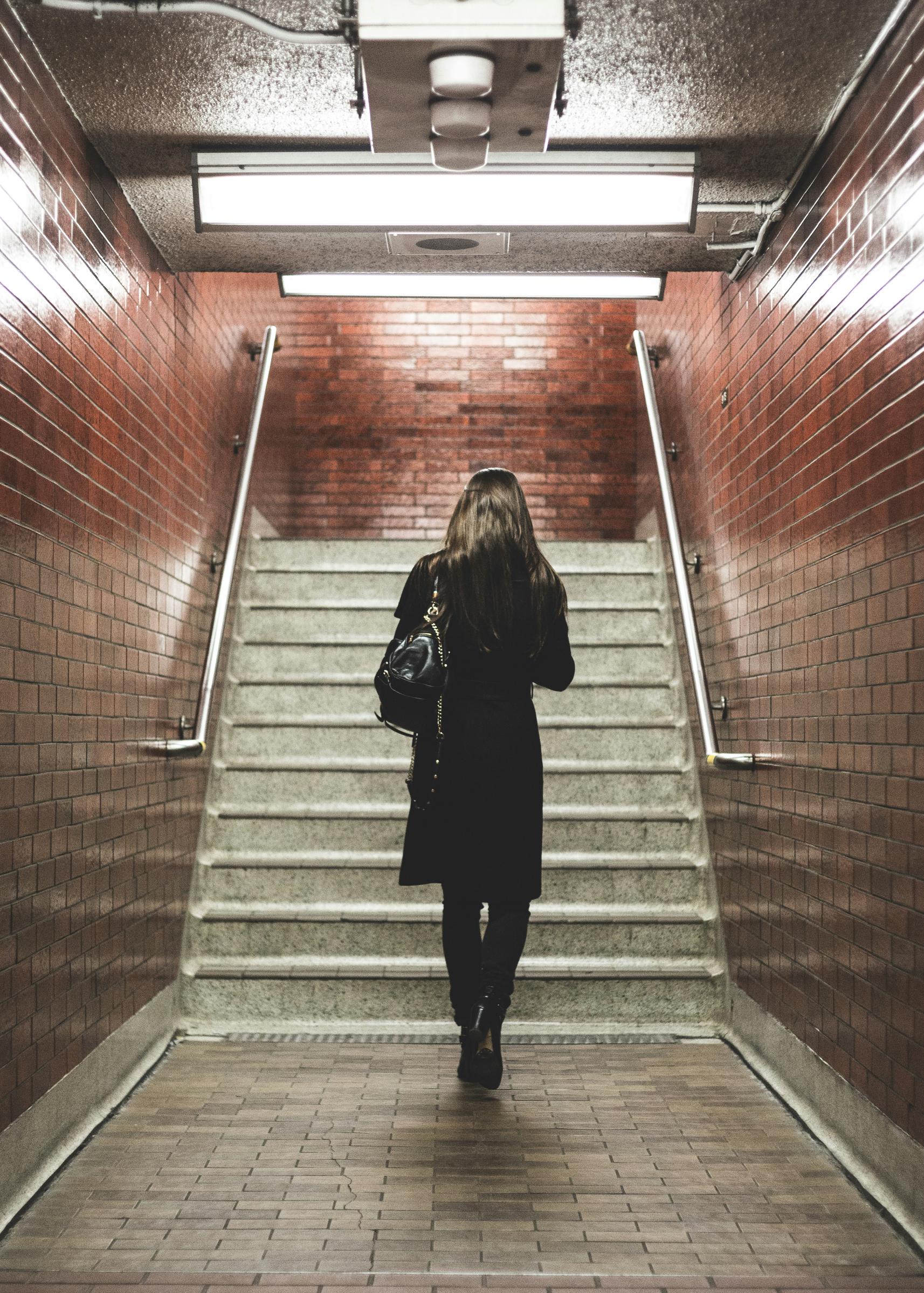 Une femme dans le métro | Source : Unsplash