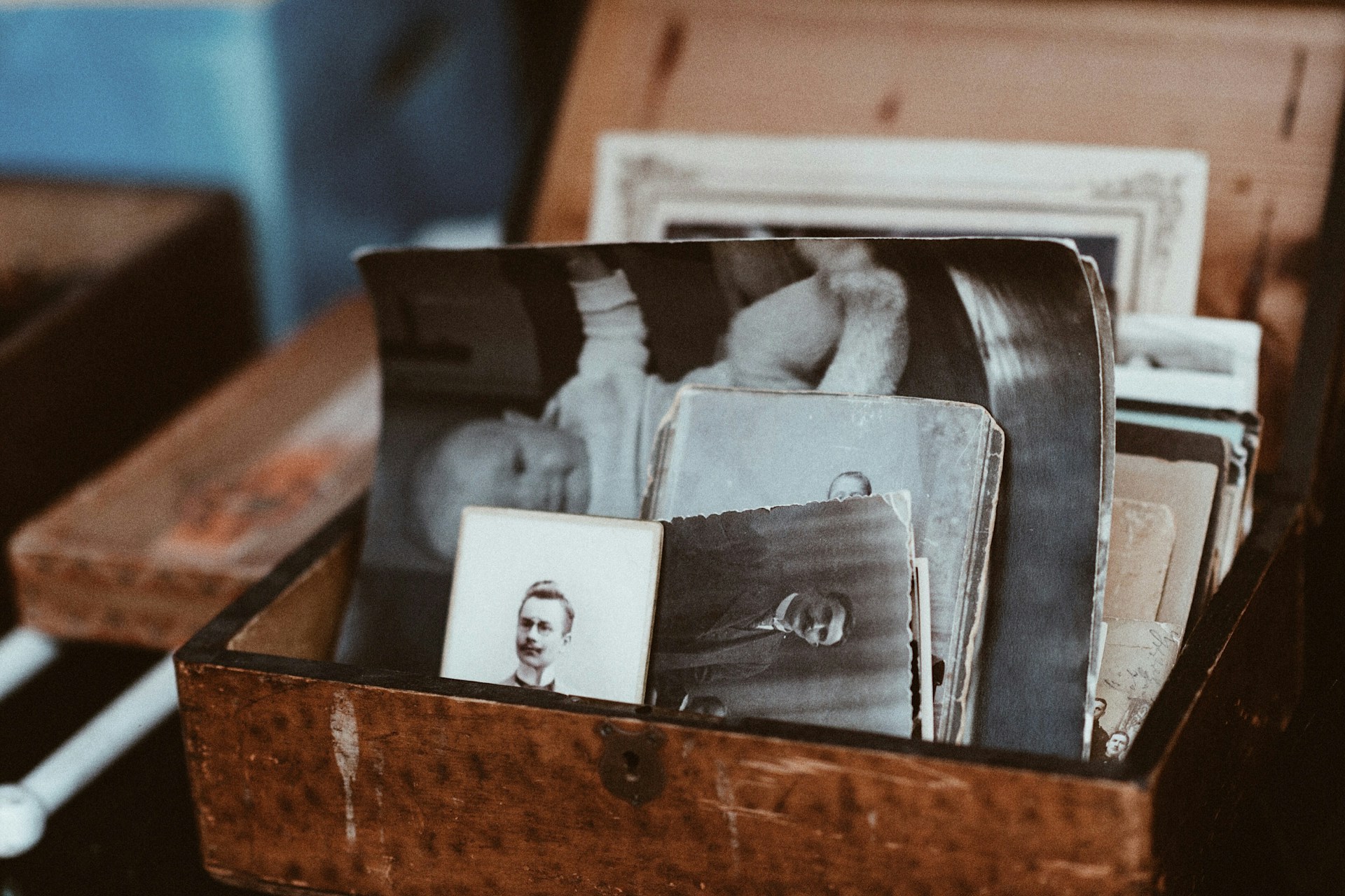 Photographies vintage dans une boîte en bois | Source : Unsplash