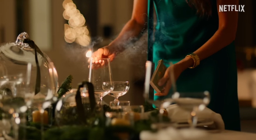 Vue rapprochée de Meghan Markle dans la robe Galvan « Ushuaia » à 1 300 £, dans une vidéo du 19 novembre 2025. | Source : YouTube/Netflix