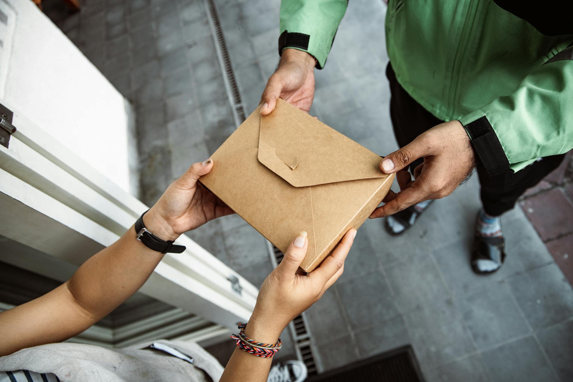 Une personne recevant un colis | Source : Pexels