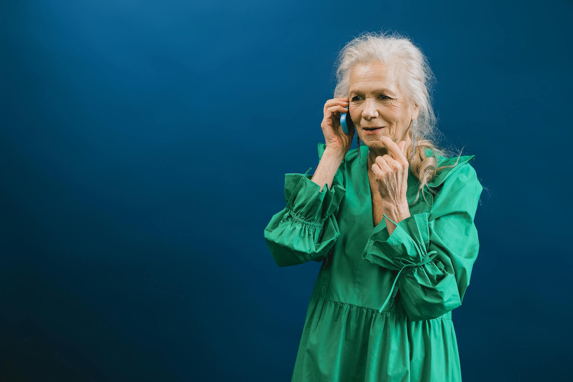 Une femme âgée ravie de parler au téléphone | Source : Pexels