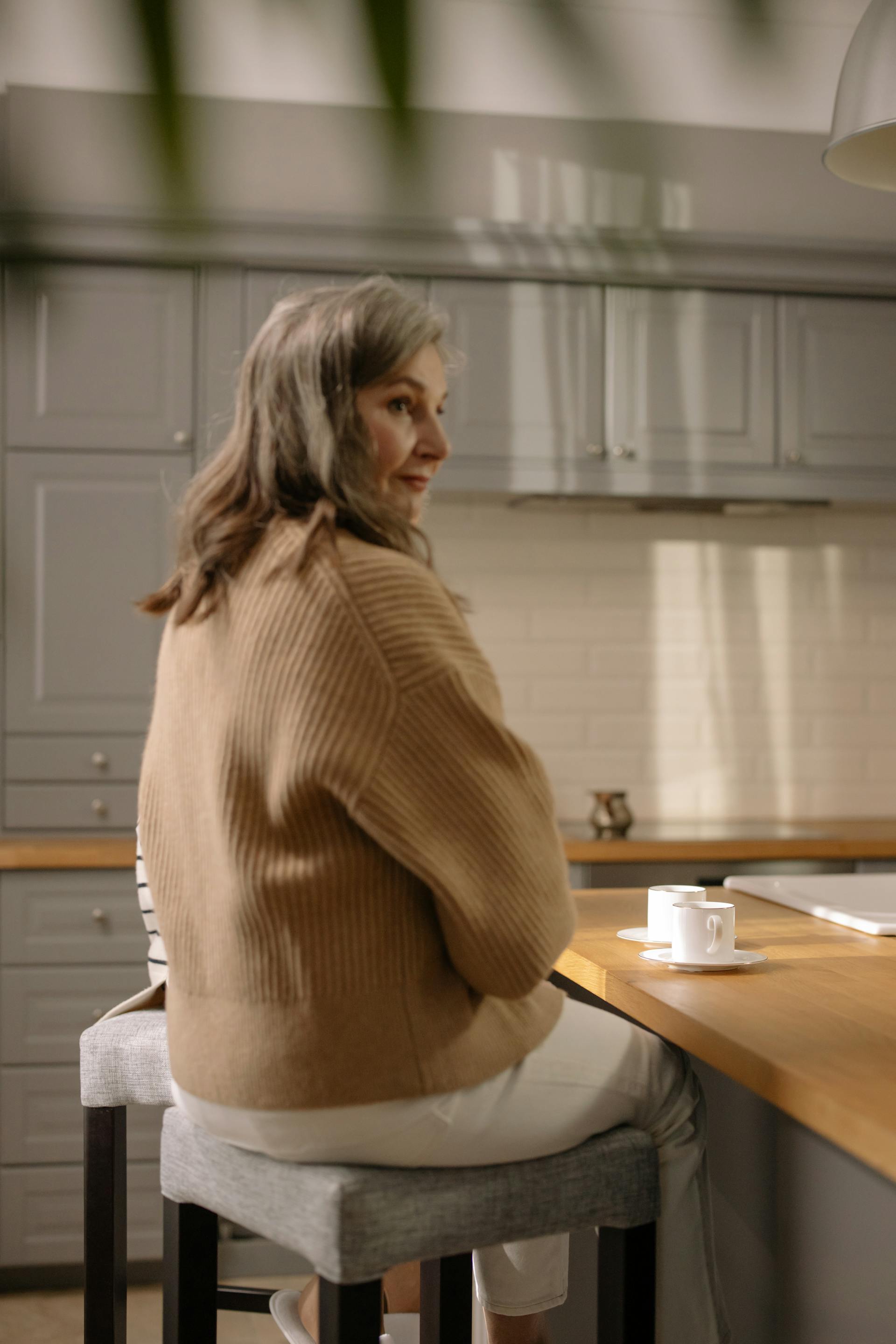 Une femme âgée assise sur un tabouret de bar | Source : Pexels