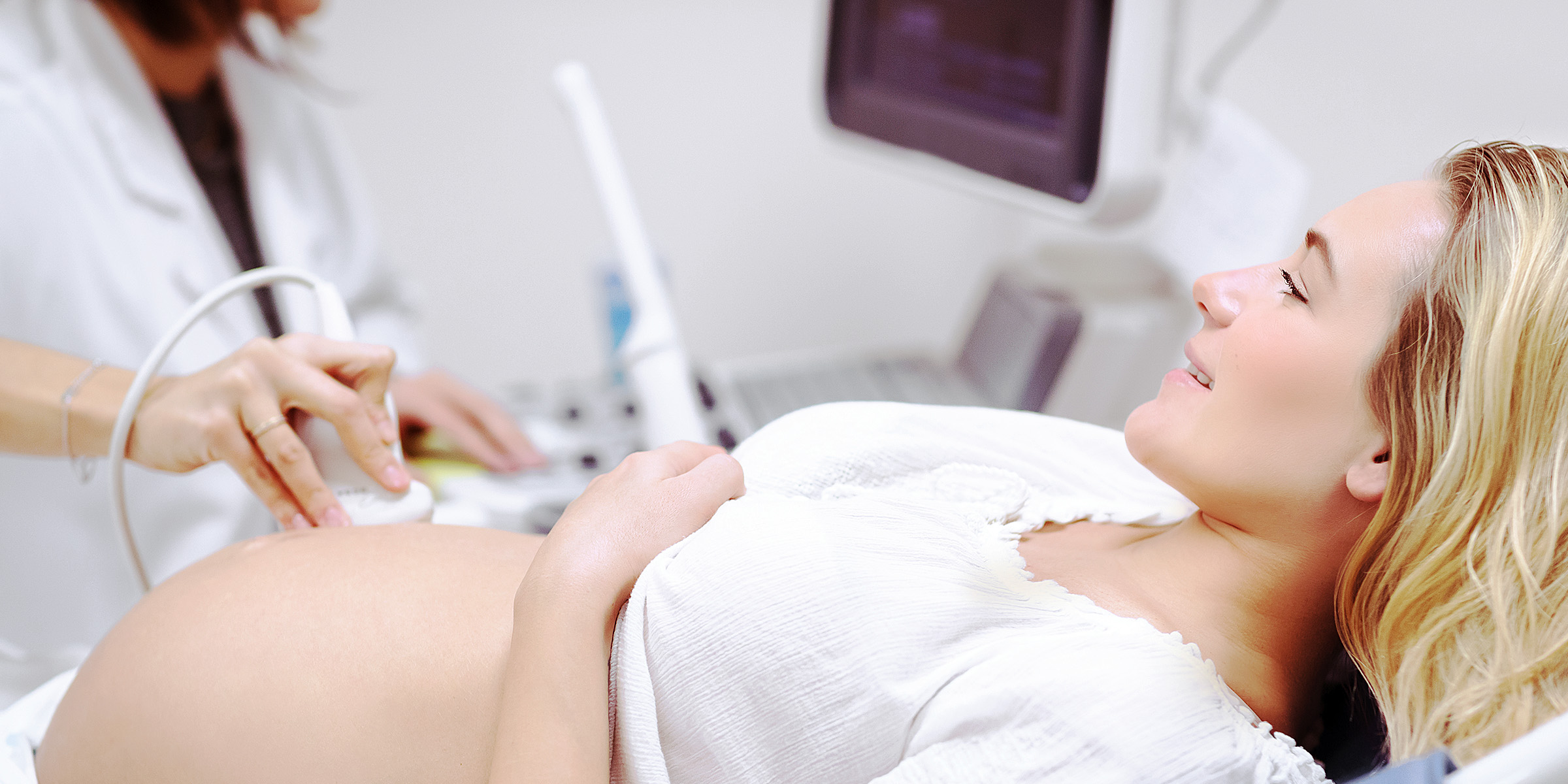 Une femme enceinte subissant une échographie | Source : Shutterstock