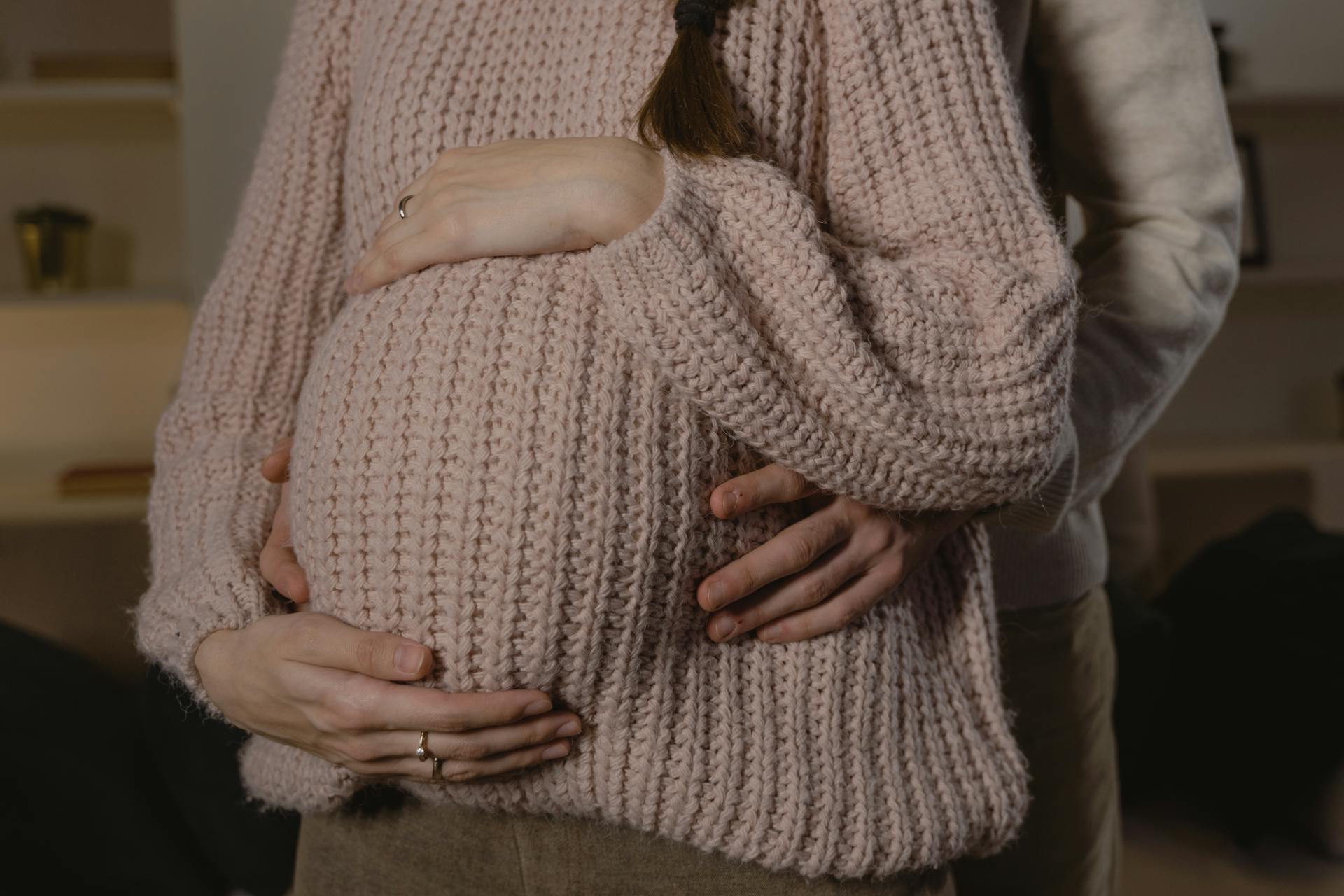 Un homme serrant sa partenaire enceinte dans ses bras | Source : Pexels
