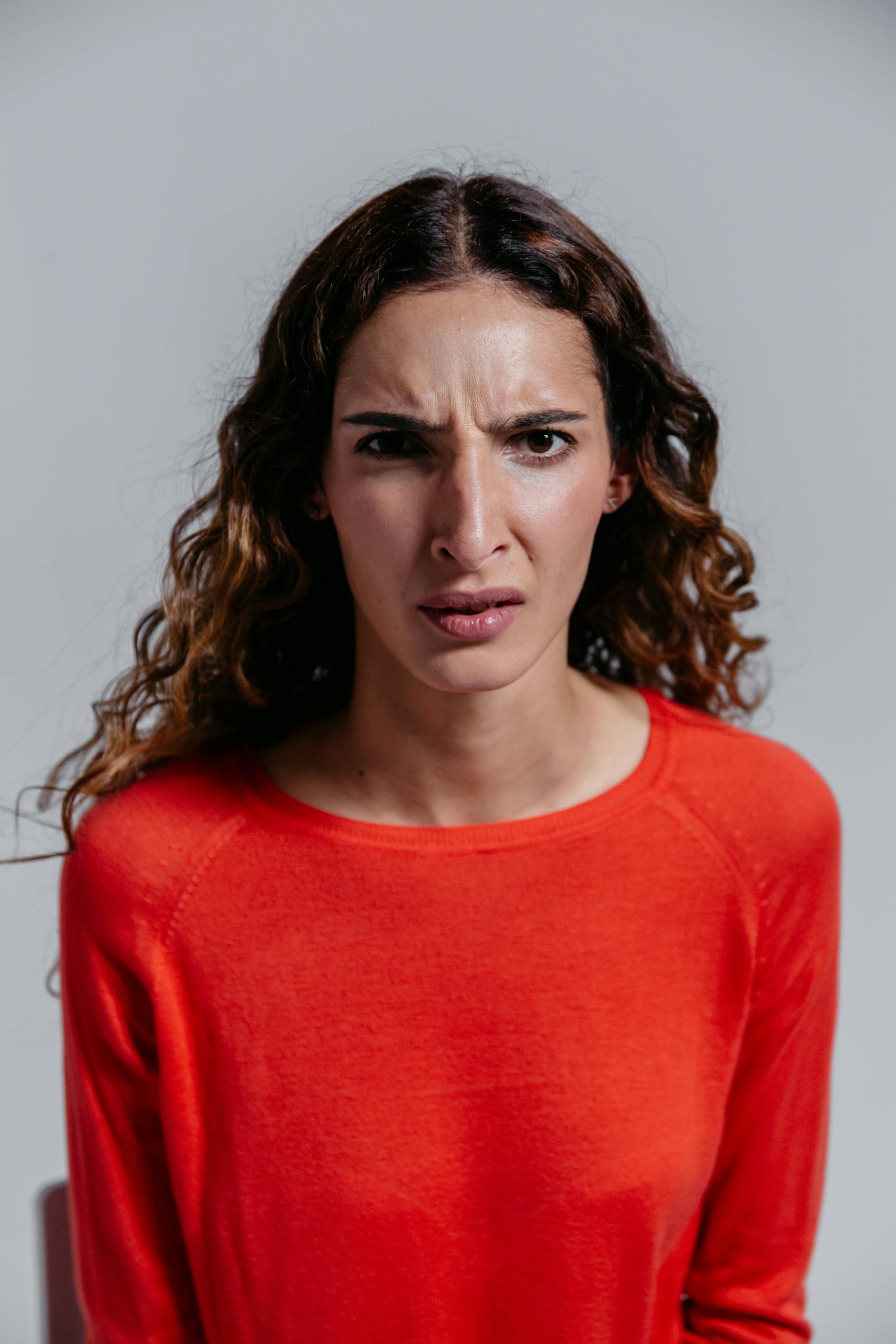 Une femme furieuse qui jette un coup d'œil à quelqu'un | Source : Pexels