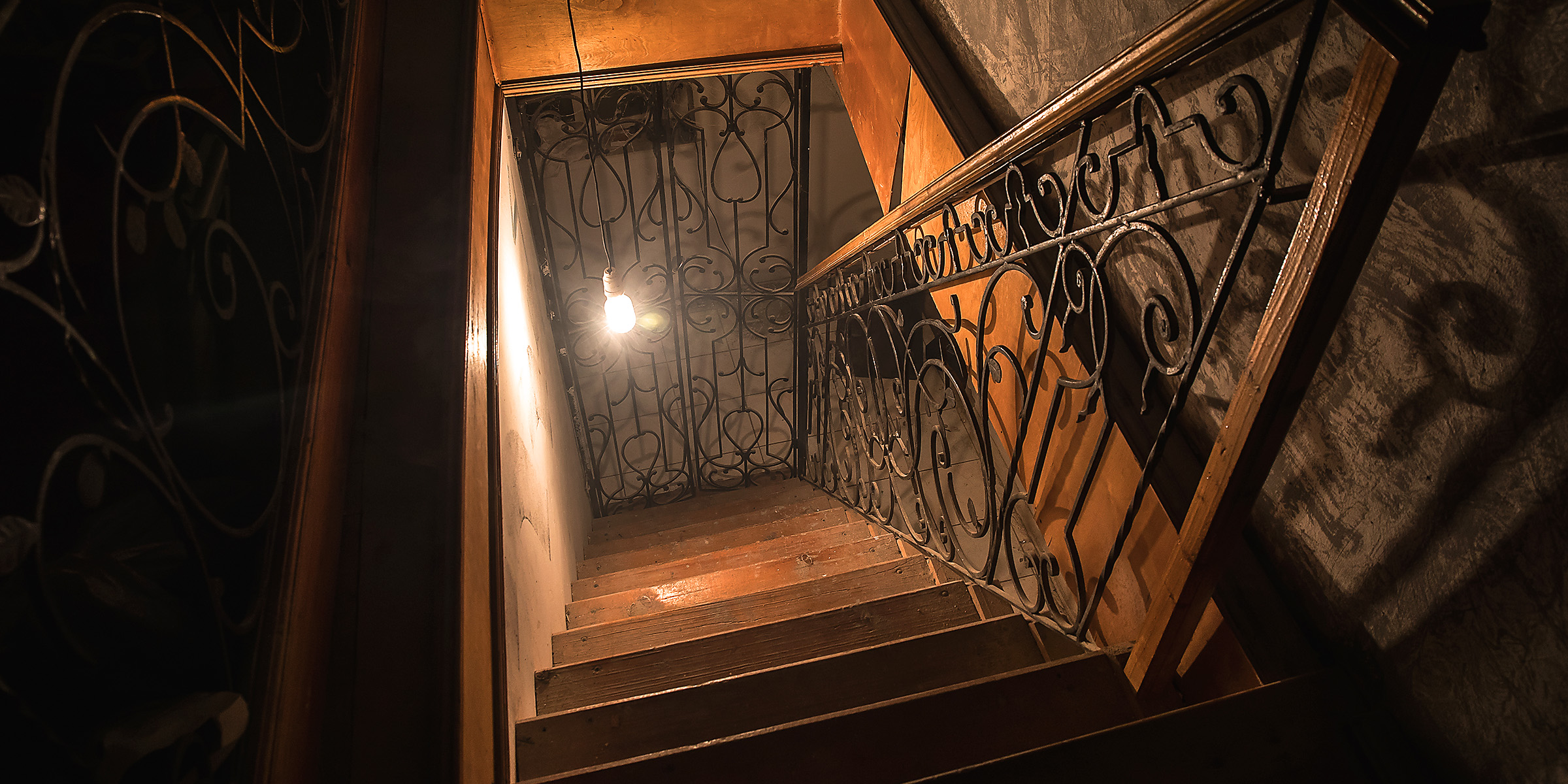 Escalier menant au sous-sol | Source : Shutterstock
