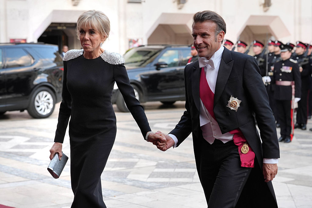 Le président français Emmanuel Macron et son épouse Brigitte Macron arrivent au banquet au Guildhall, dans le centre de Londres, au deuxième jour de la visite d'État du président français au Royaume-Uni. Date de la photo : mercredi 9 juillet 2025. | Source : Getty Images