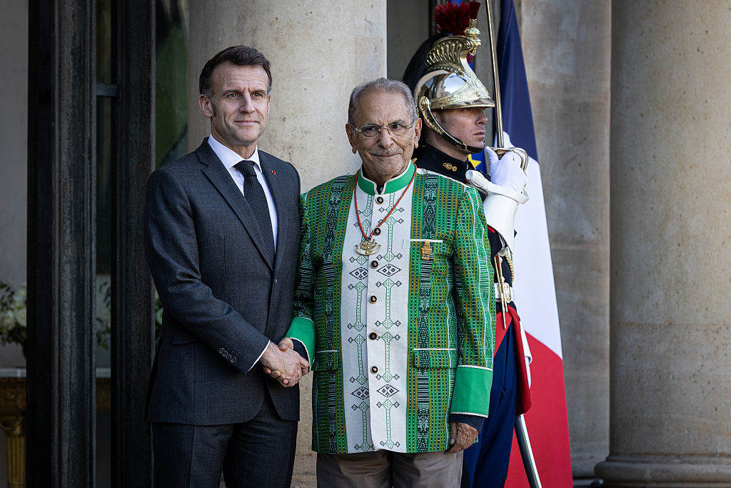 Emmanuel Macron (à gauche), président de la République française, accueille José Ramos-Horta (à droite), président de la République démocratique du Timor-Leste, à l'Élysée I Source : Getty Images