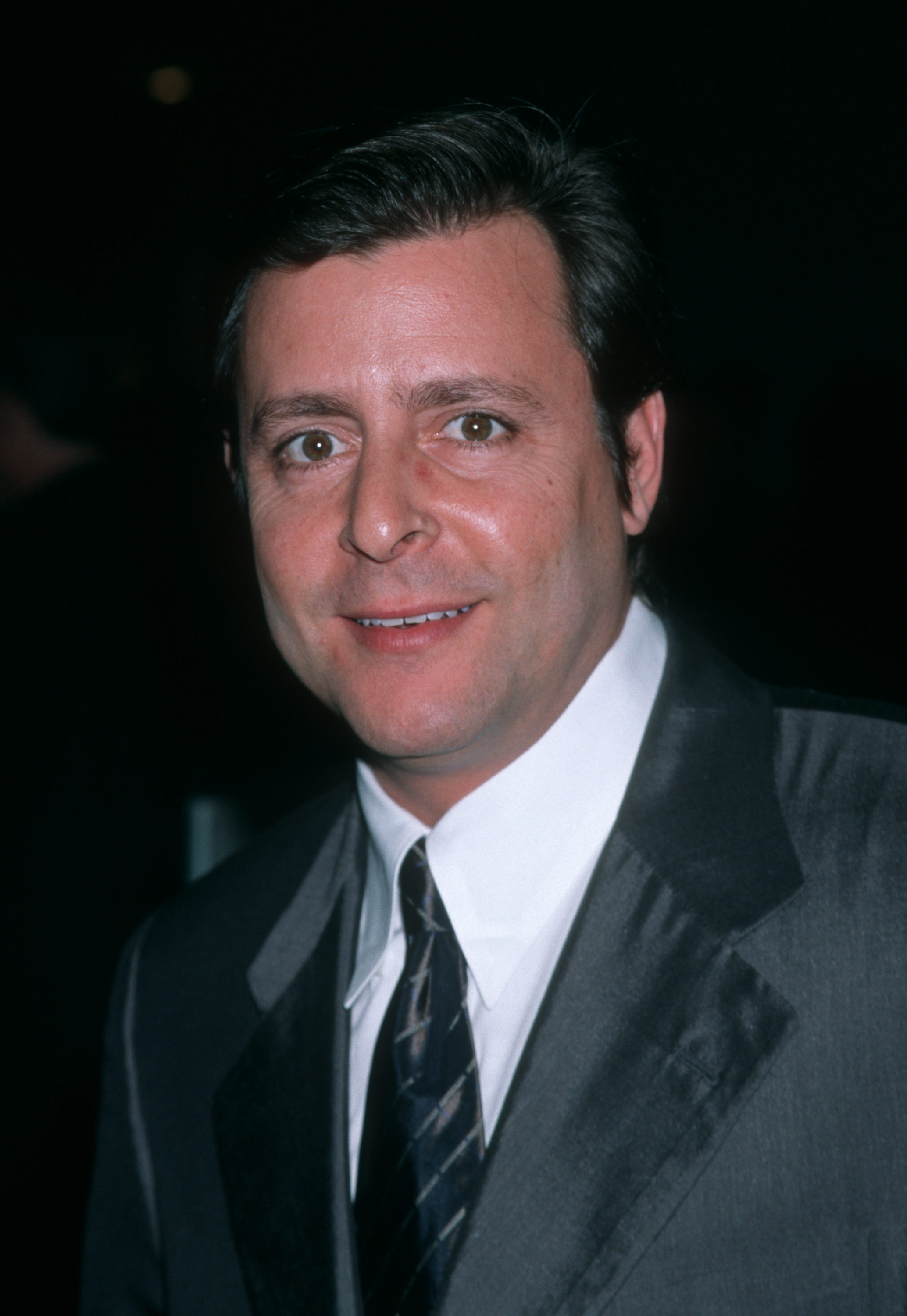 Vêtu d'un costume sombre élégant et d'une chemise blanche impeccable, l'artiste a affiché un sourire chaleureux lors de la cérémonie des Skirball Cultural Center Awards au Shrine Auditorium. | Source : Getty Images