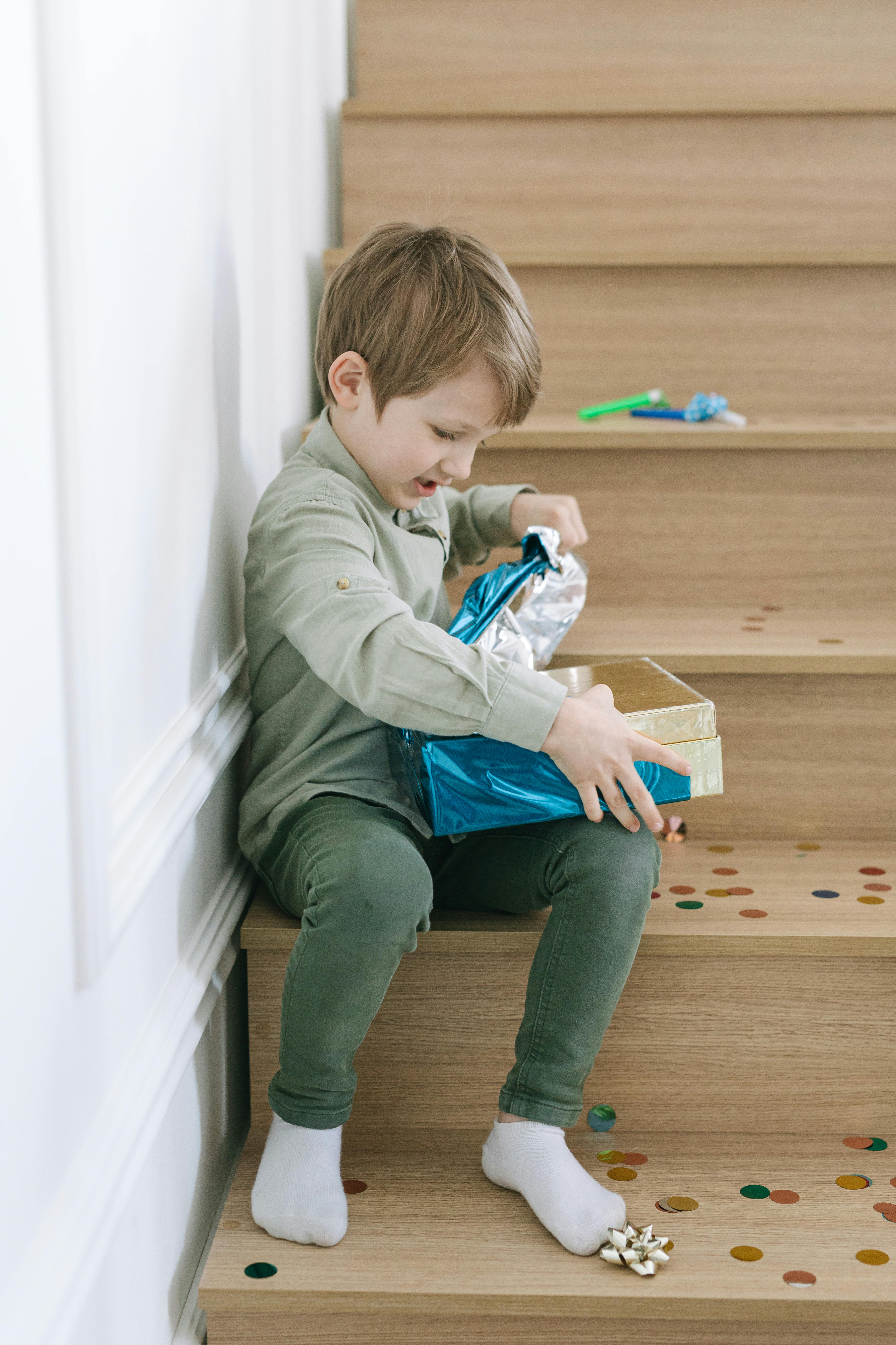 Un garçon qui ouvre un cadeau | Source : Pexels