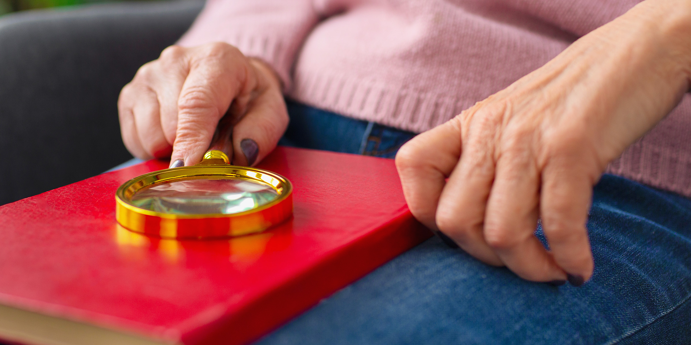 Une femme avec une loupe | Source : Freepik