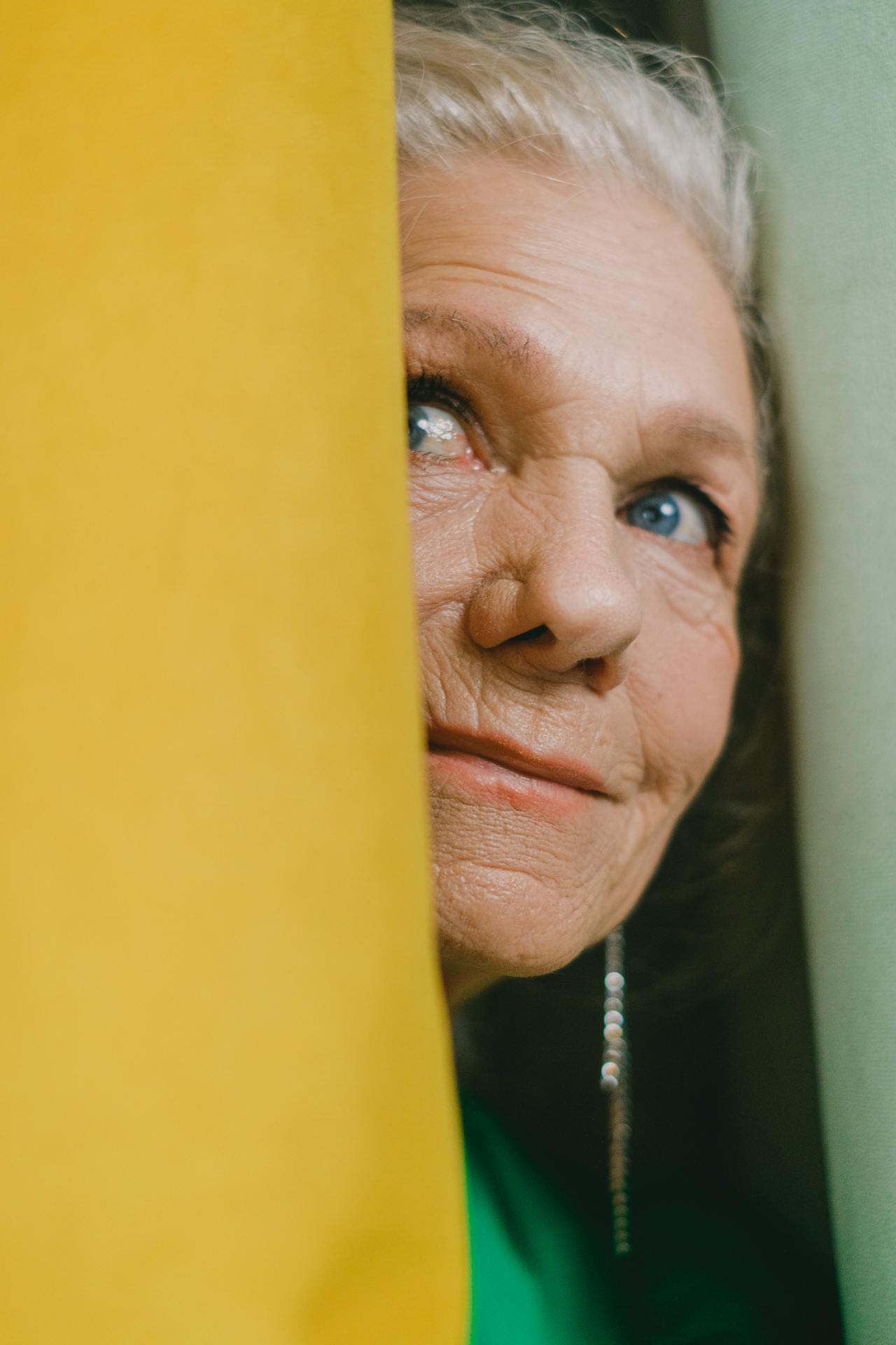 Une femme plus âgée se tenant à l'entrée de la porte | Source : Pexels