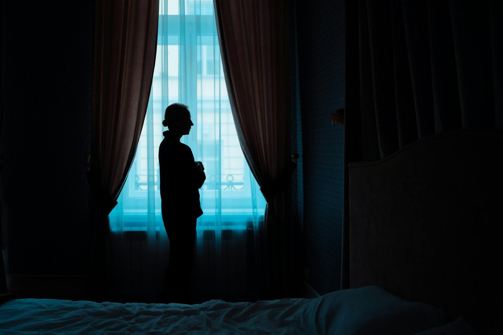 Une femme debout près d'une fenêtre | Source : Pexels