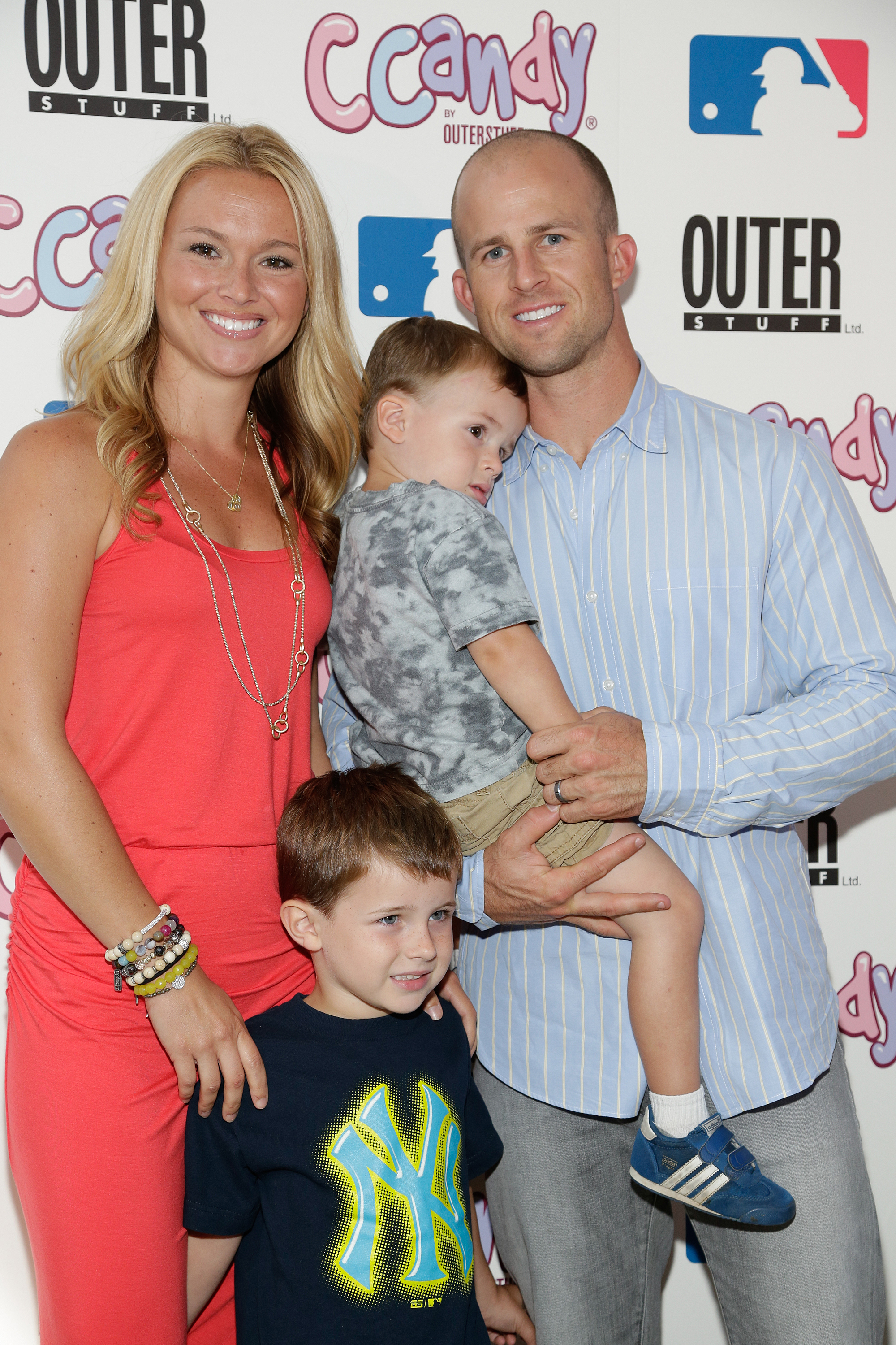 Jessica et Brett Gardner avec leurs fils lors du lancement de la ligne de vêtements pour enfants Candy, le 8 août 2013, à New York. | Source : Getty Images