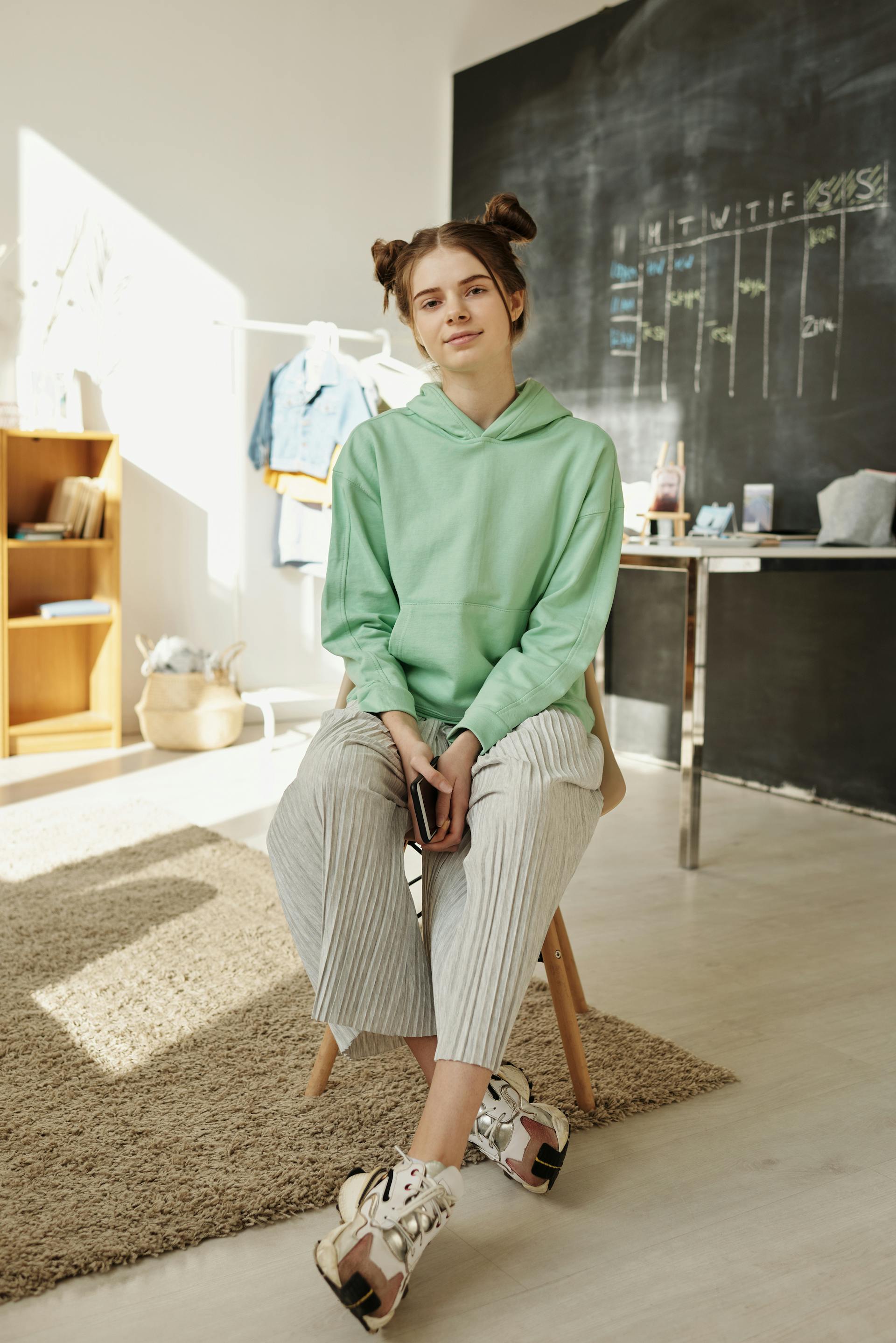 Une fille souriante avec un sweat à capuche | Source : Pexels
