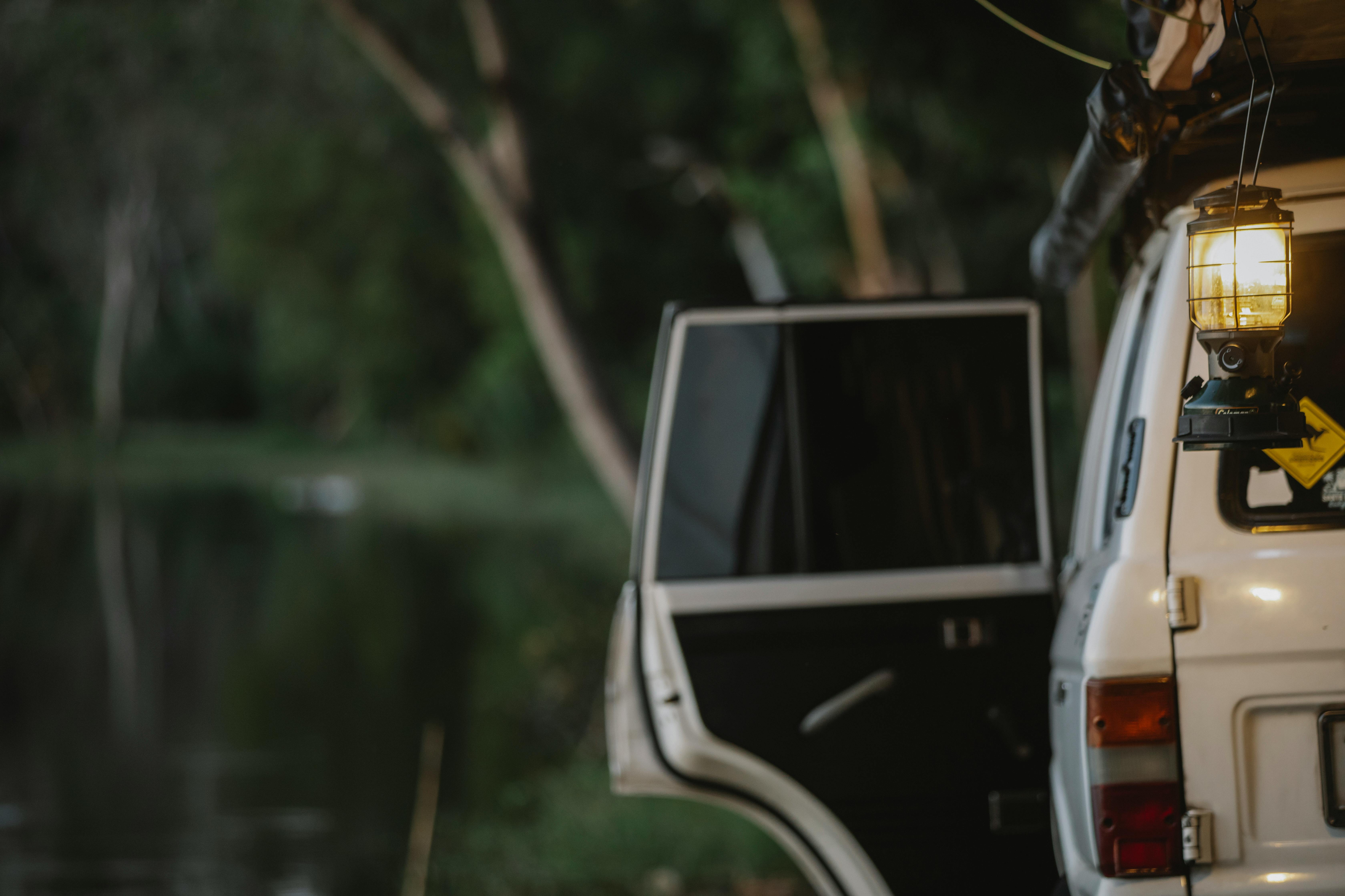 Une porte ouverte d'une voiture garée | Source : Pexels