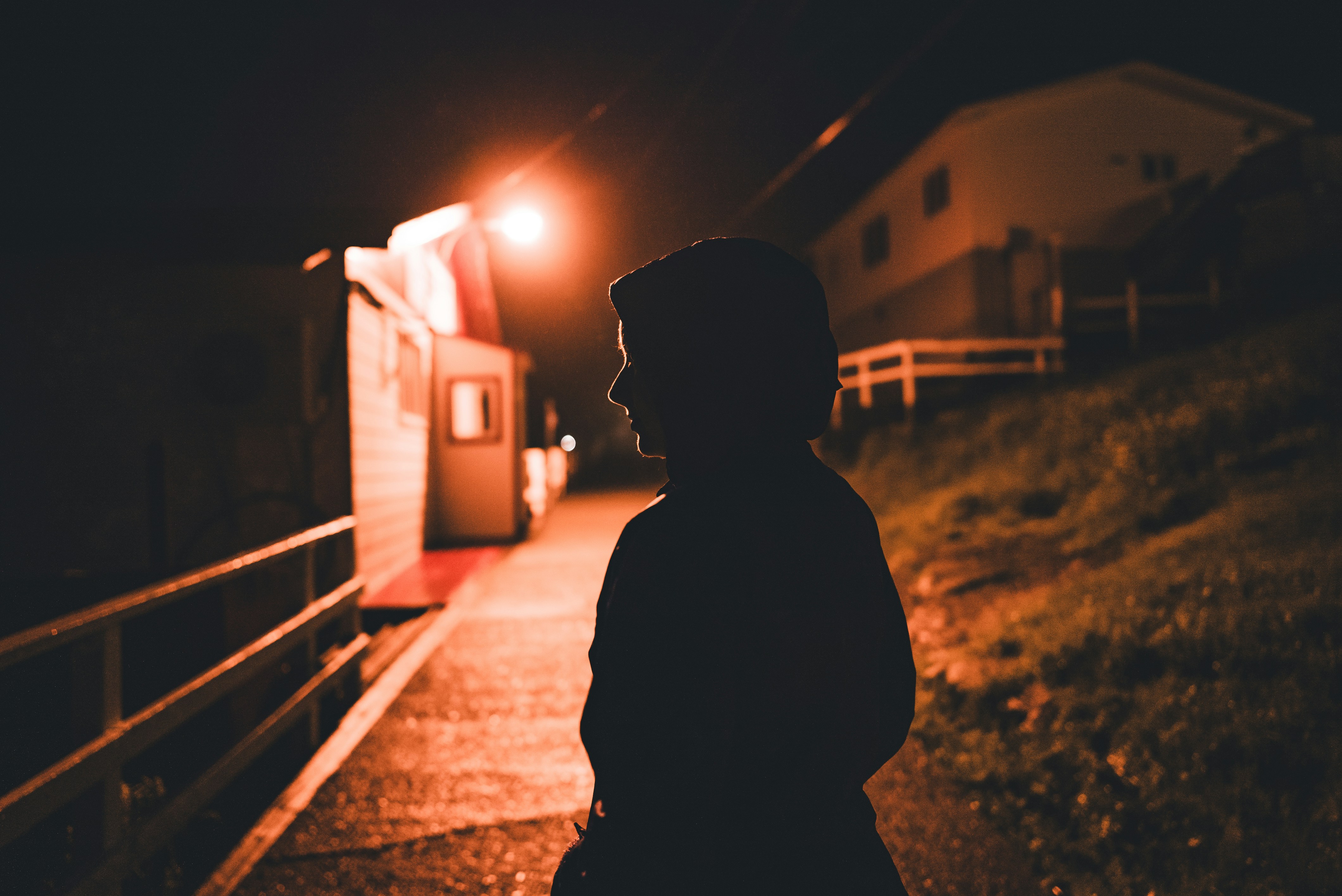 Une personne se tenant à l'extérieur la nuit | Source : Unsplash