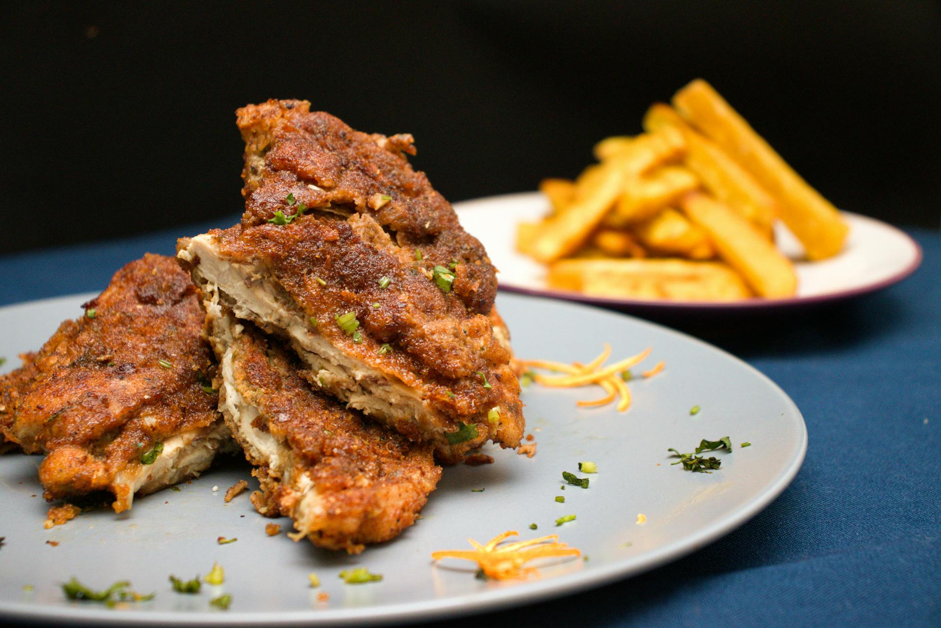 Deux assiettes de viande frite et des frites | Source : Pexels