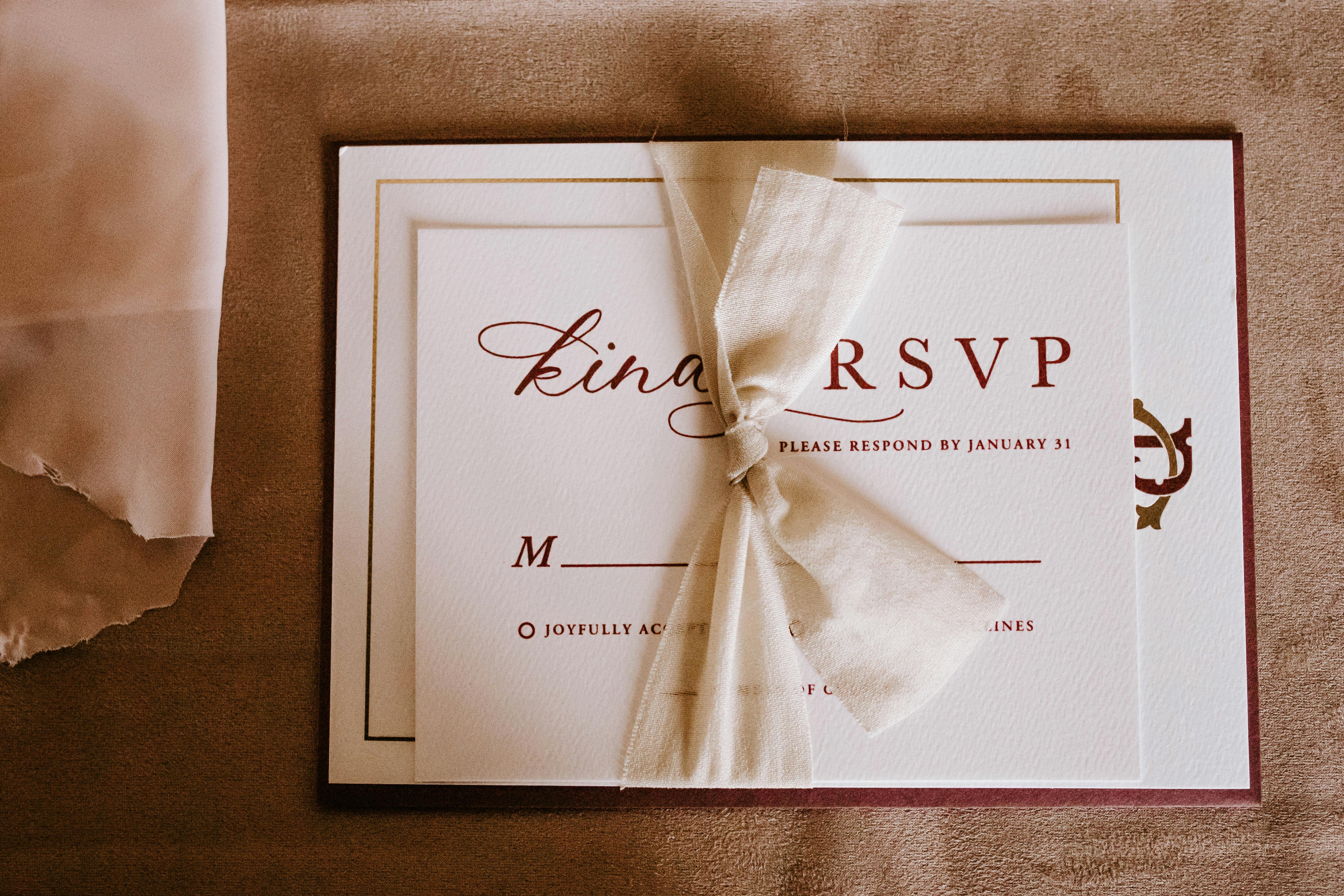 RSVP sur une invitation de mariage | Source : Pexels