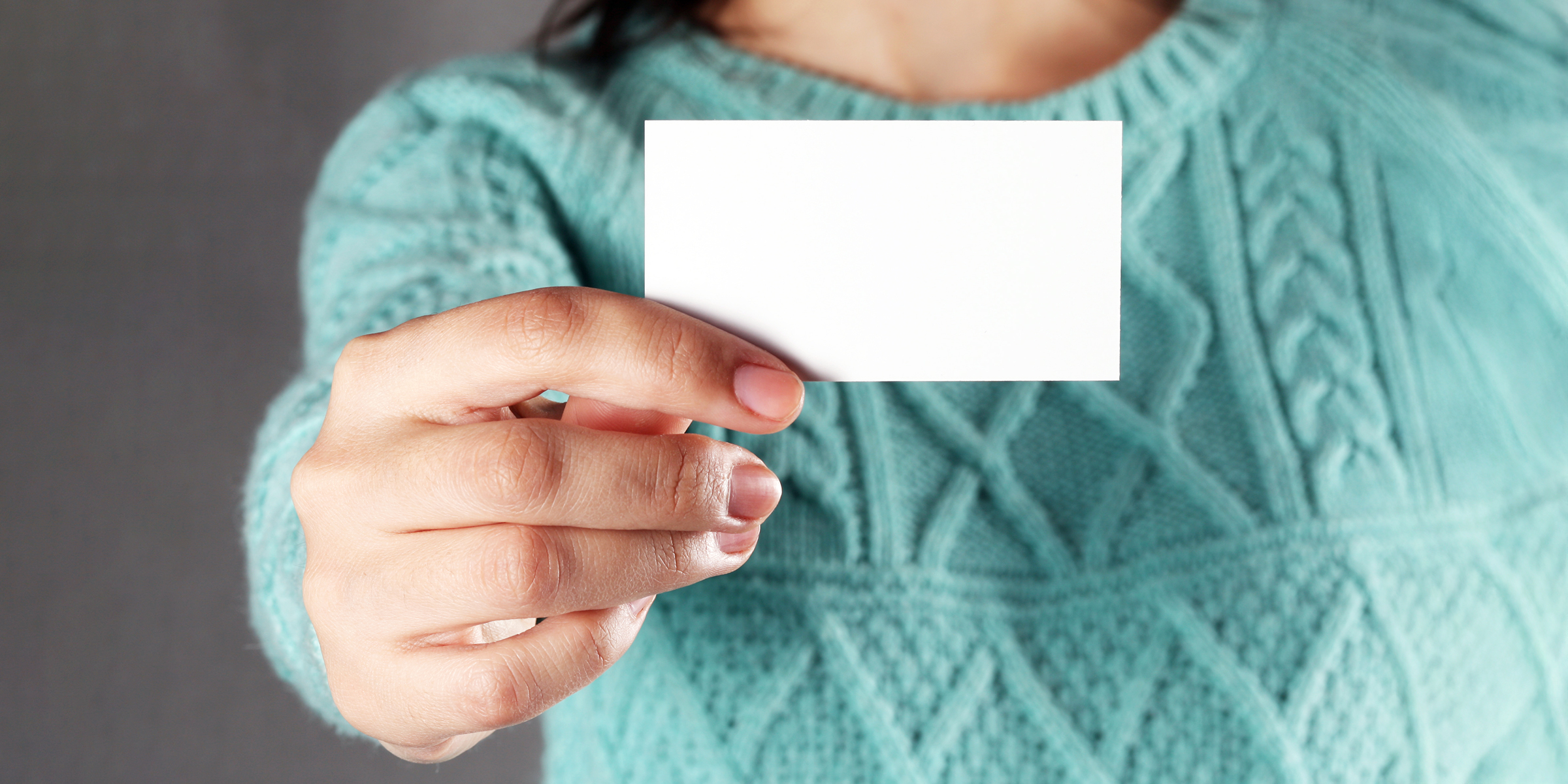 Une femme tenant un morceau de papier | Source : Shutterstock