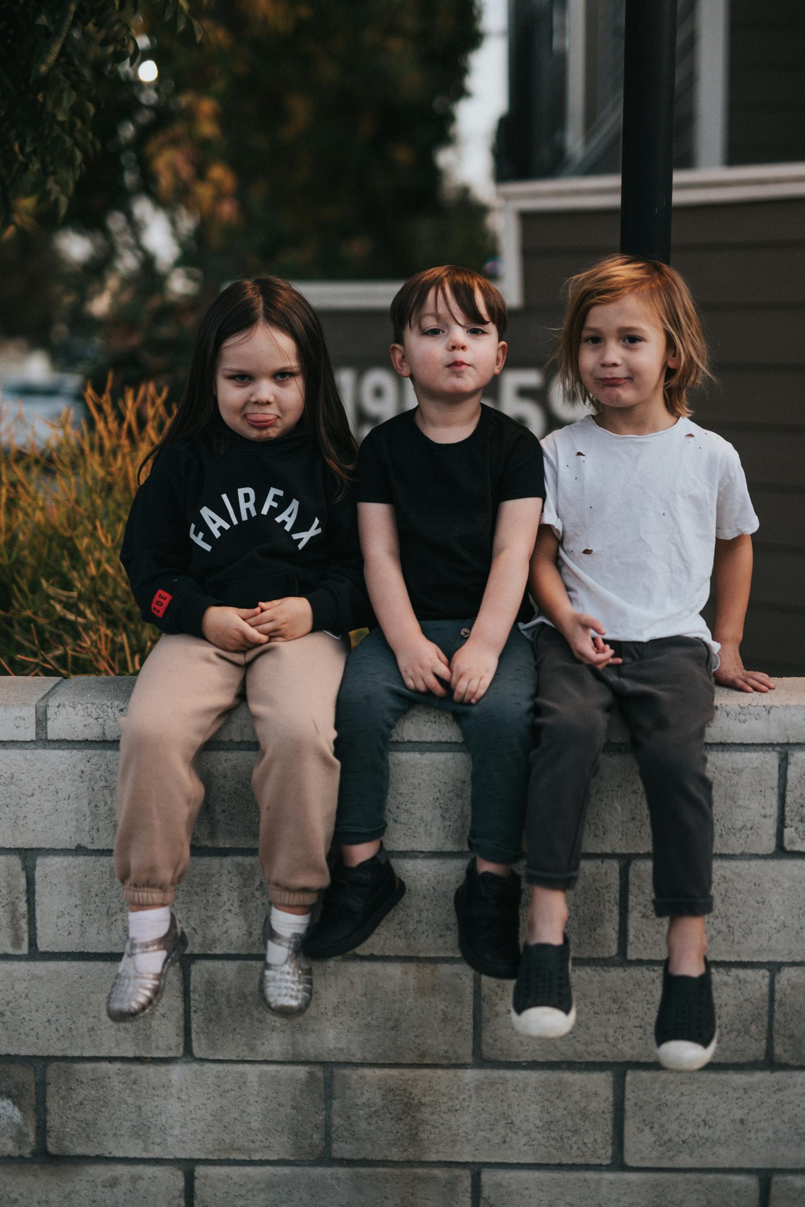 Trois enfants assis ensemble | Source : Unsplash