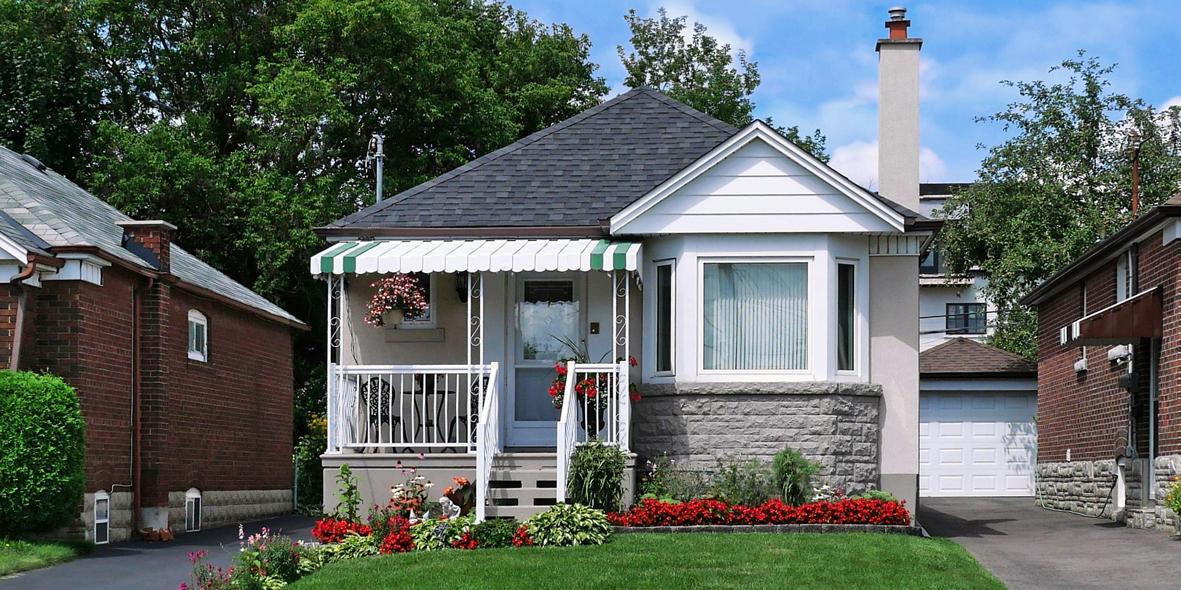 Une maison de banlieue douillette nichée entre deux maisons en briques | Source : Shutterstock