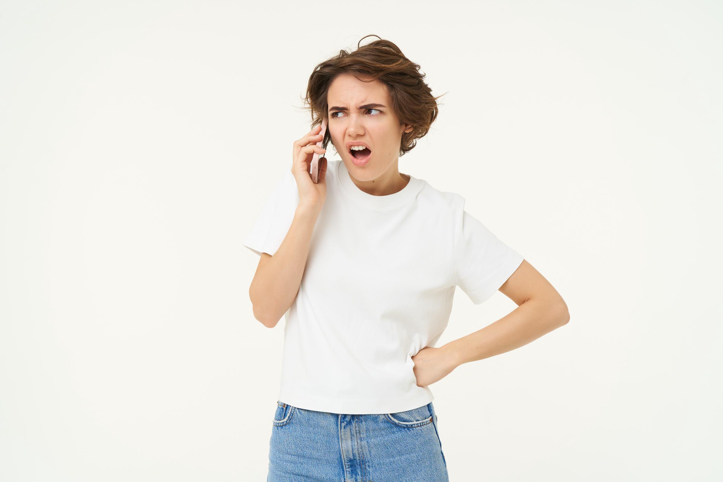 Une femme en colère sur un appel | Source : Freepik