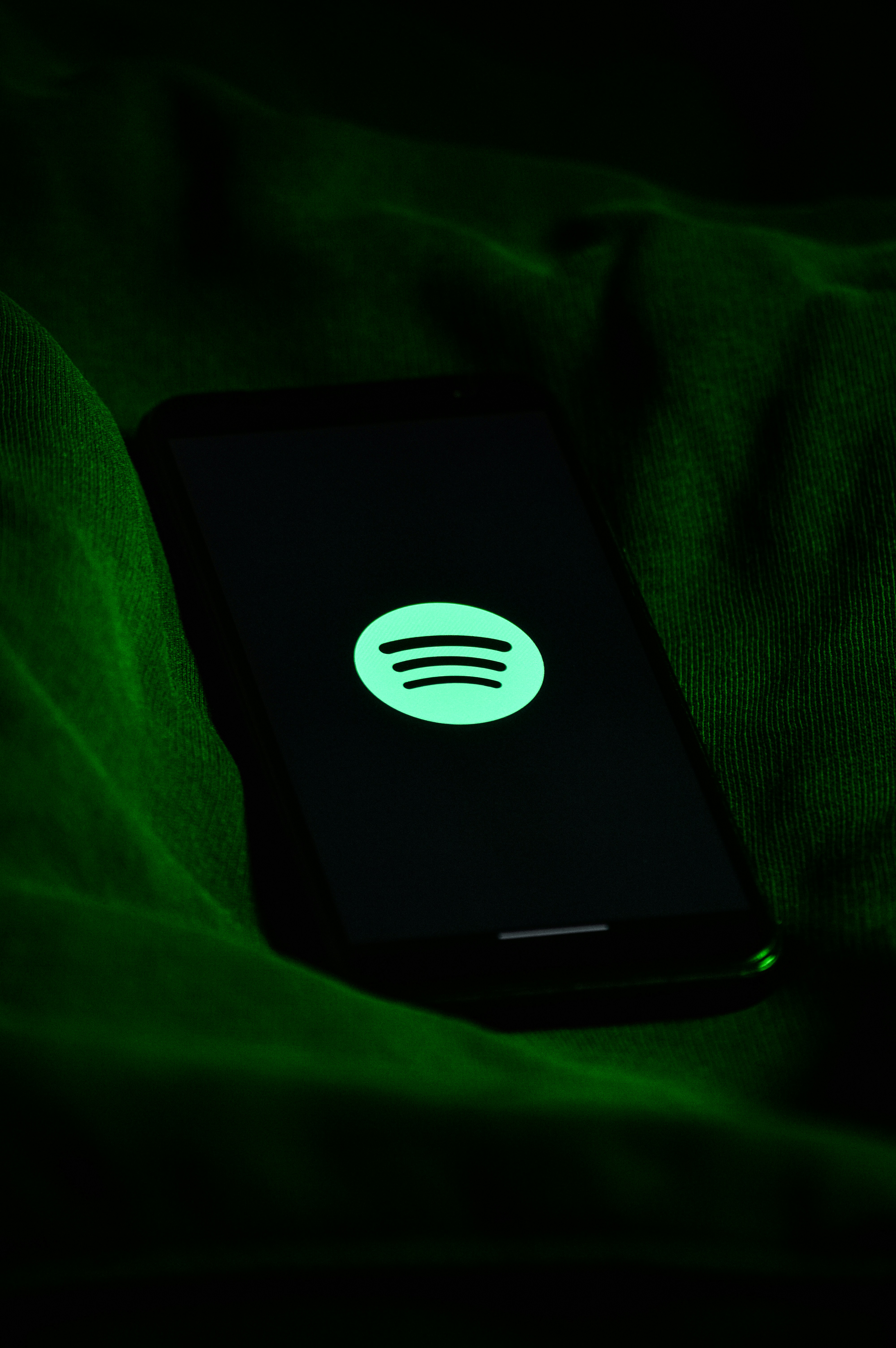 Un téléphone portable ouvert à Spotify | Source : Unsplash