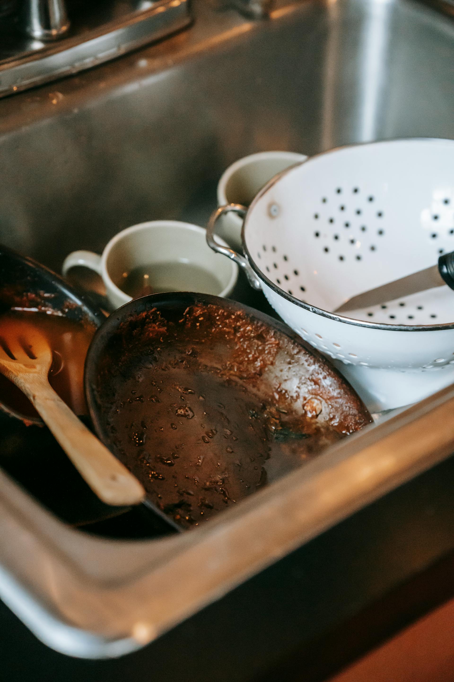 Vaisselle sale dans l'évier de la cuisine | Source : Pexels