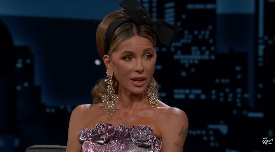 Kate Beckinsale dans l'émission « Jimmy Kimmel Live ! » le 25 novembre 2025. | Source : Getty Images