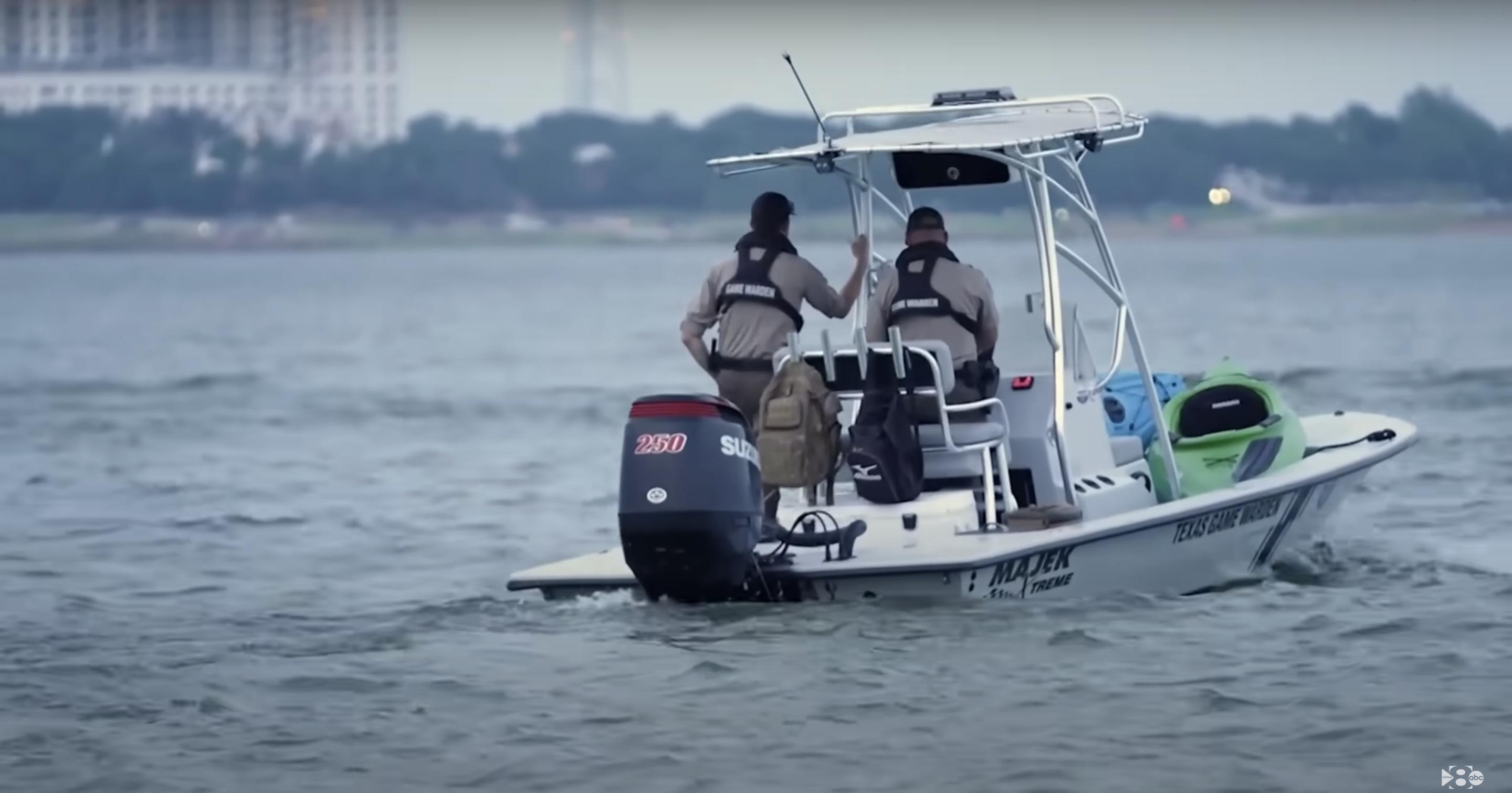 Les Game Wardens du Texas patrouillent sur le lac Grapevine dans le cadre de l'enquête sur la collision mortelle d'un bateau qui a tué Ava Moore | Source : YouTube/WFAA8