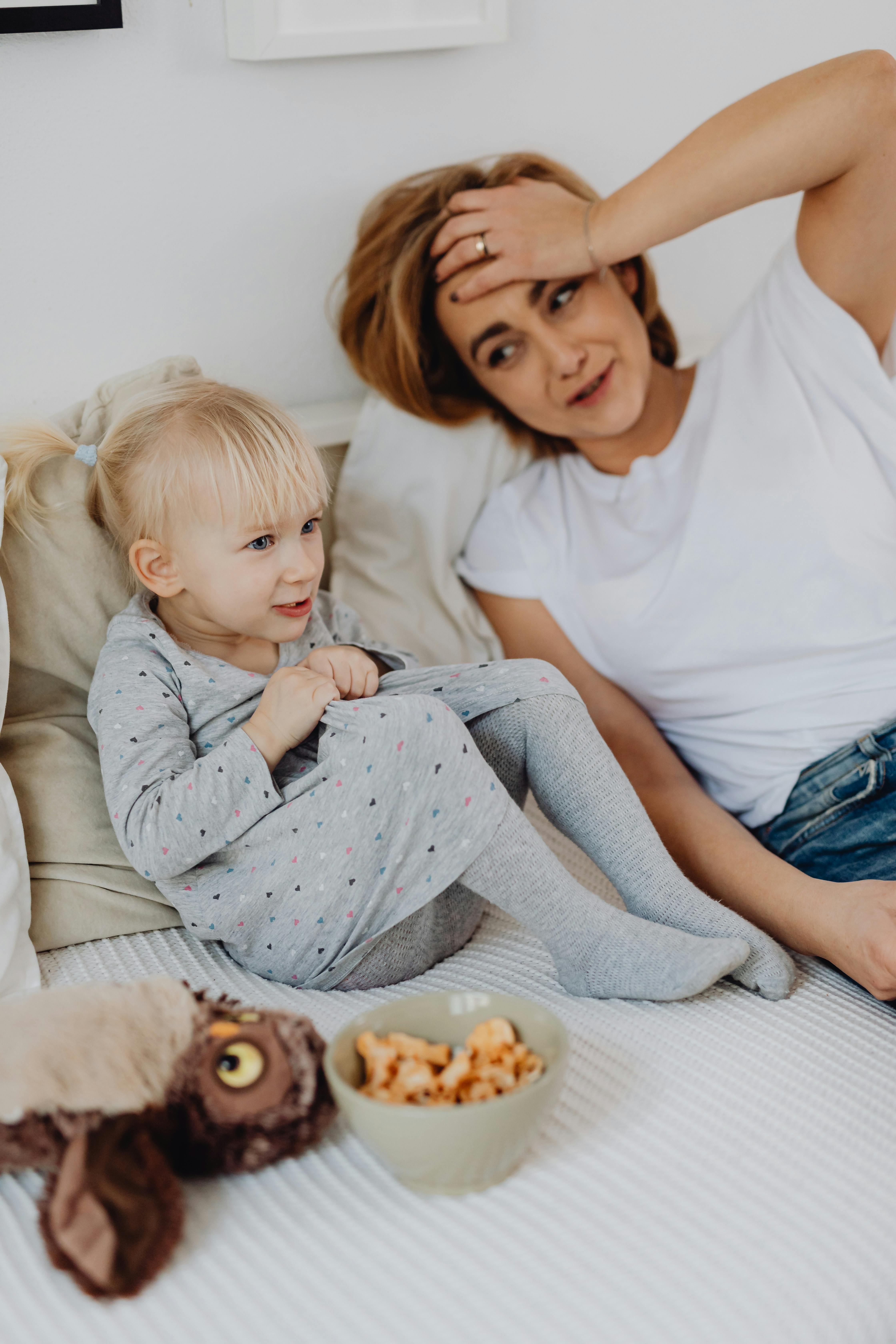 Une mère au lit avec sa fille | Source : Pexels