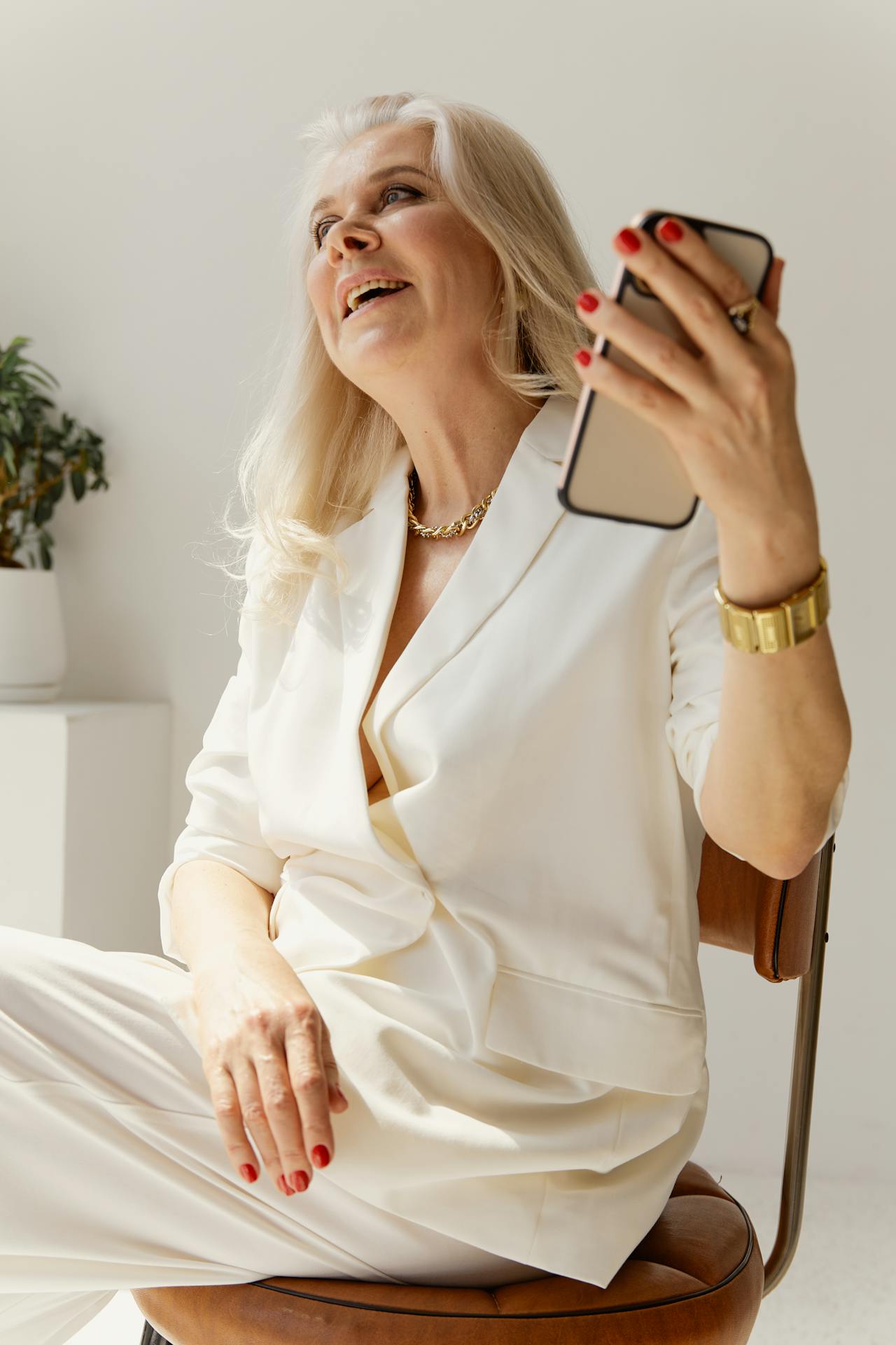Une femme âgée tenant son téléphone | Source : Pexels
