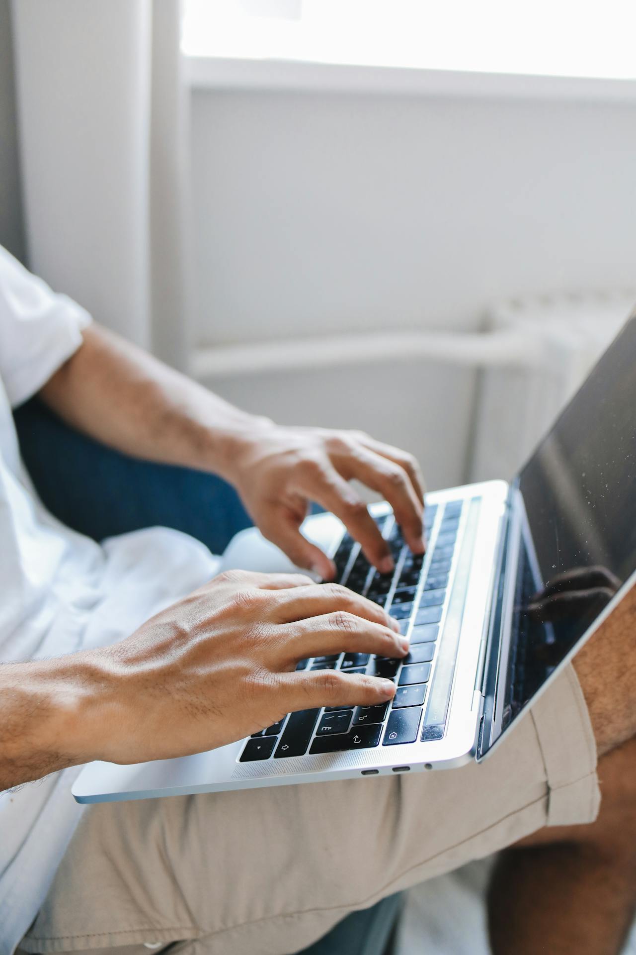 Un homme utilisant son ordinateur portable | Source : Pexels