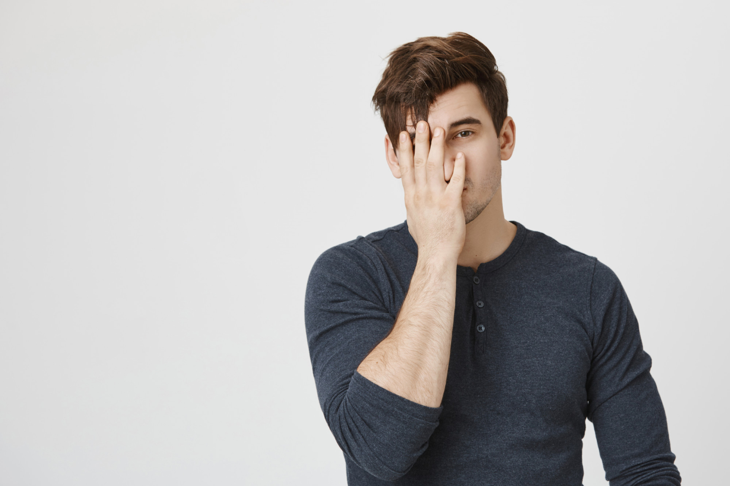 Un homme anxieux | Source : Freepik