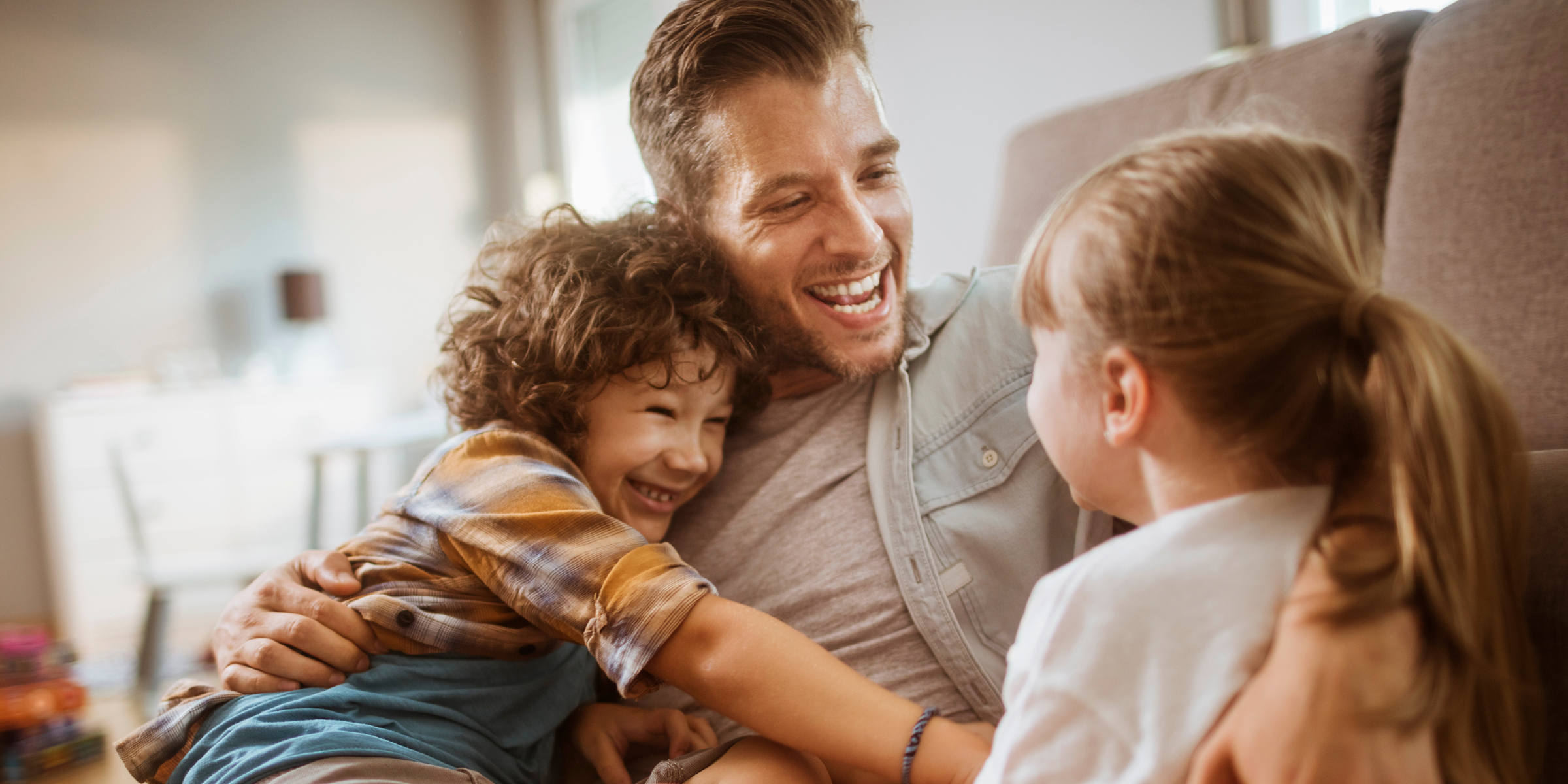 Un homme avec deux enfants | Source : Shutterstock