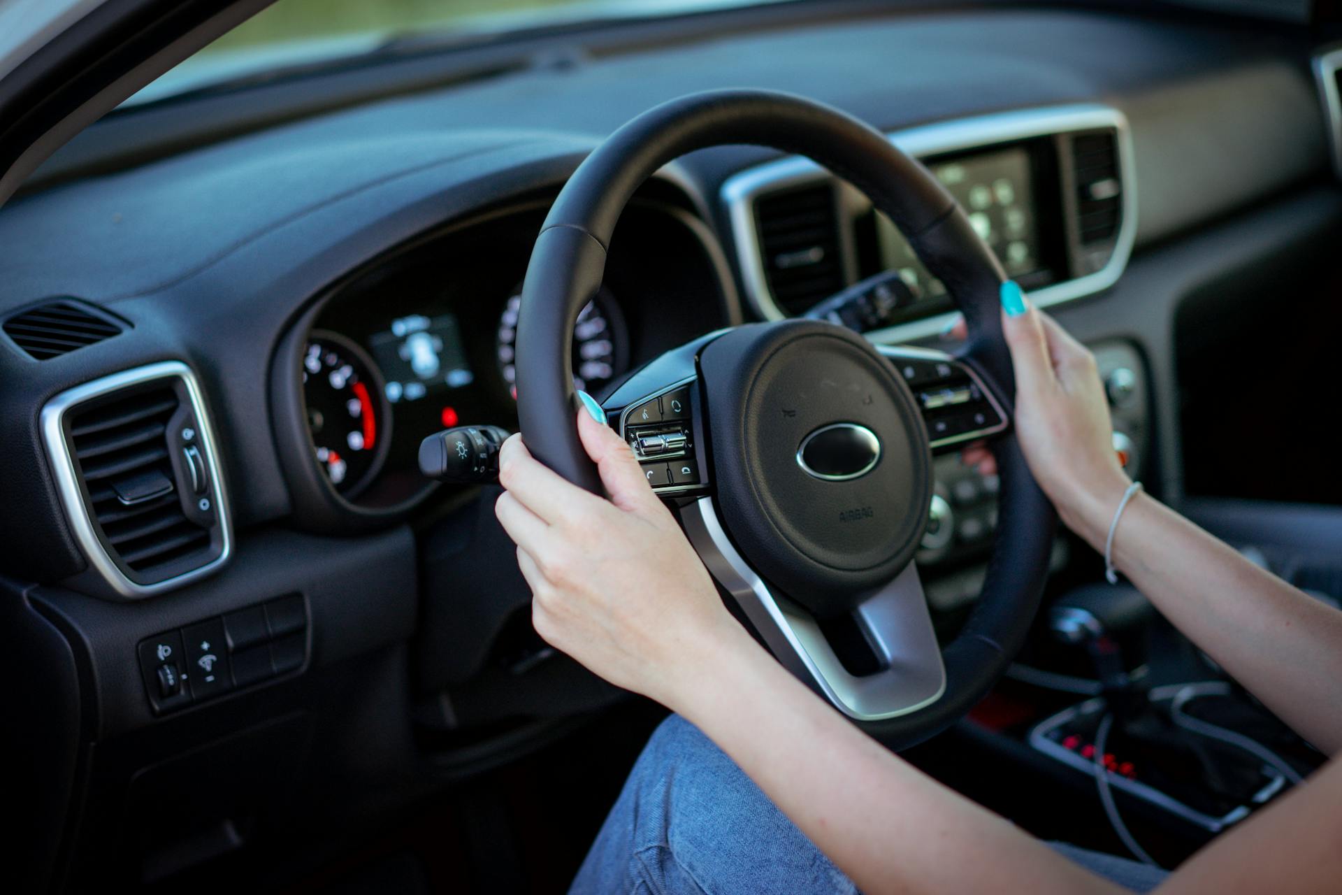 Une femme au volant d'une voiture | Source : Pexels