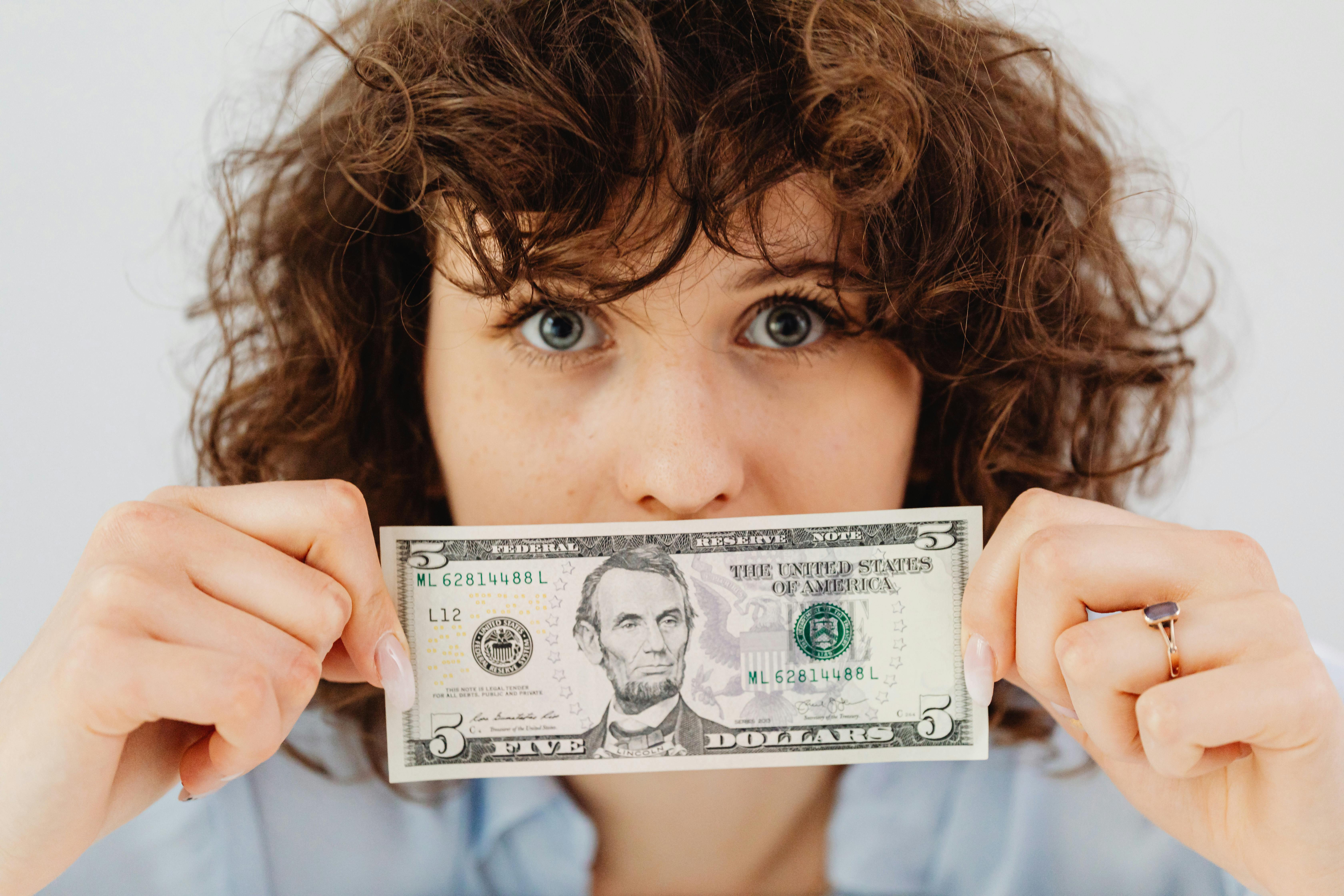 Une personne tenant un billet d'un dollar | Source : Pexels