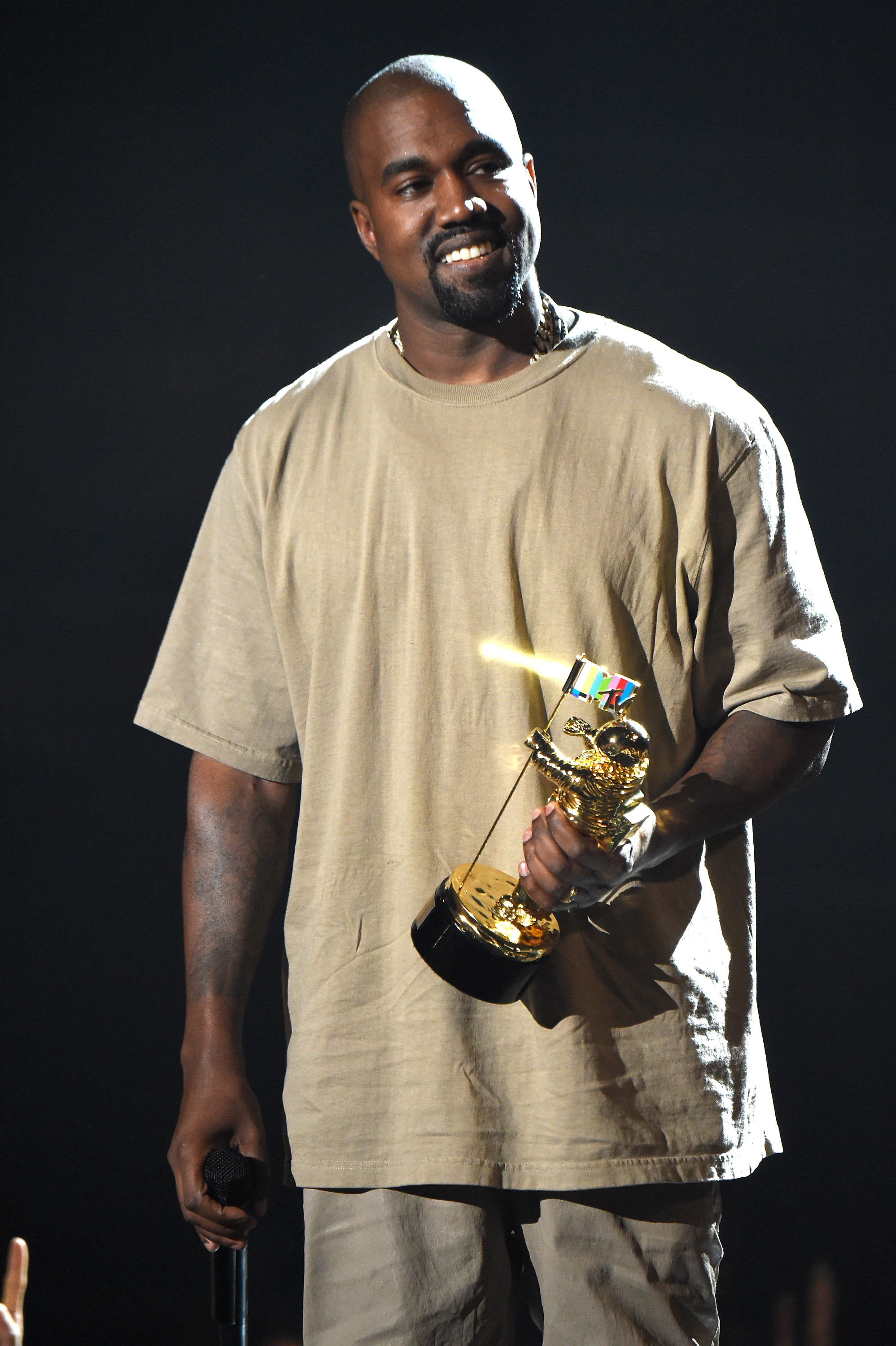 Kanye West s'exprime sur scène lors des MTV Video Music Awards à Los Angeles, en Californie, le 30 août 2015 | Source : Getty Images