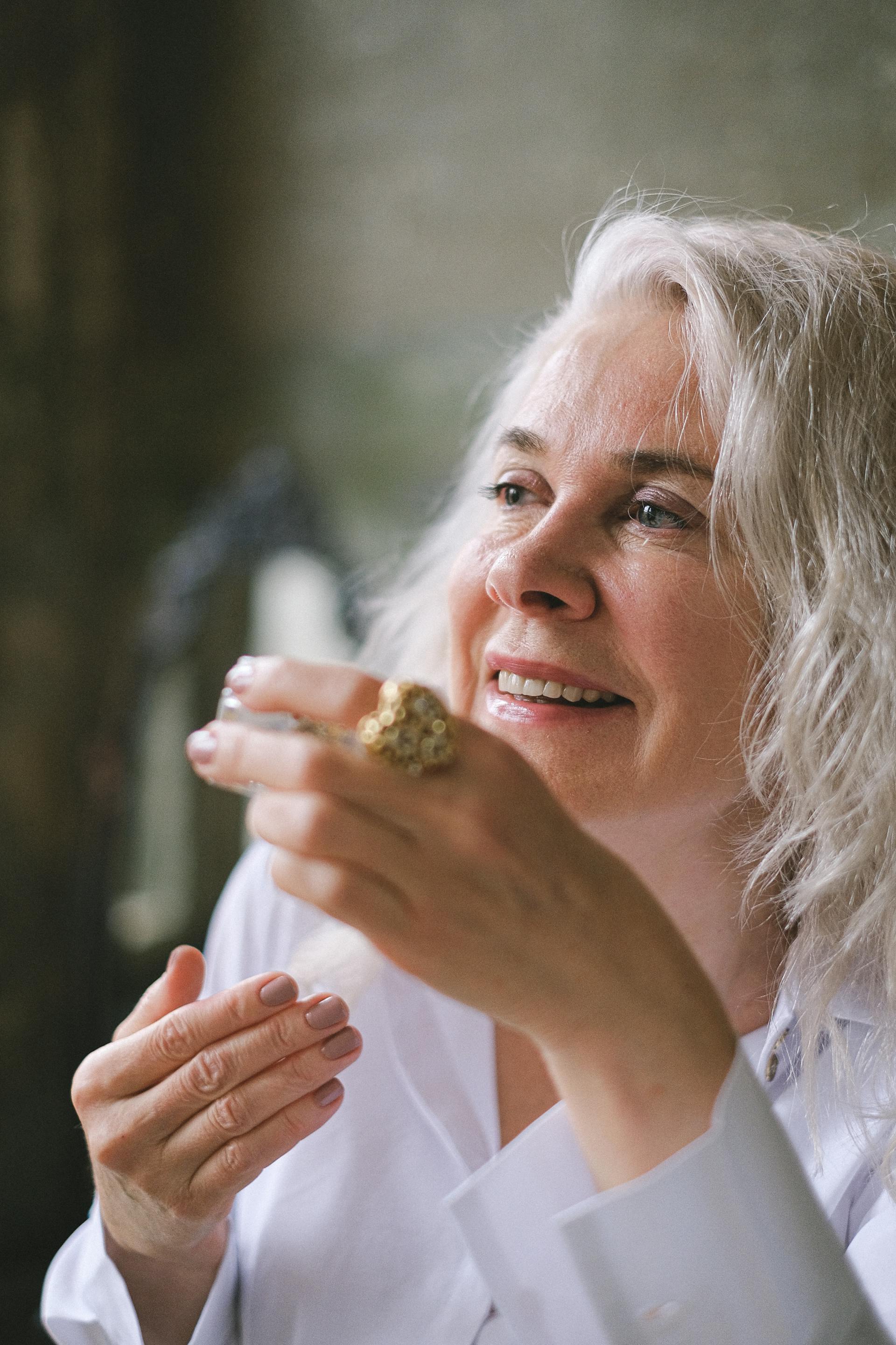 Une femme souriante qui parle à quelqu'un | Source : Pexels