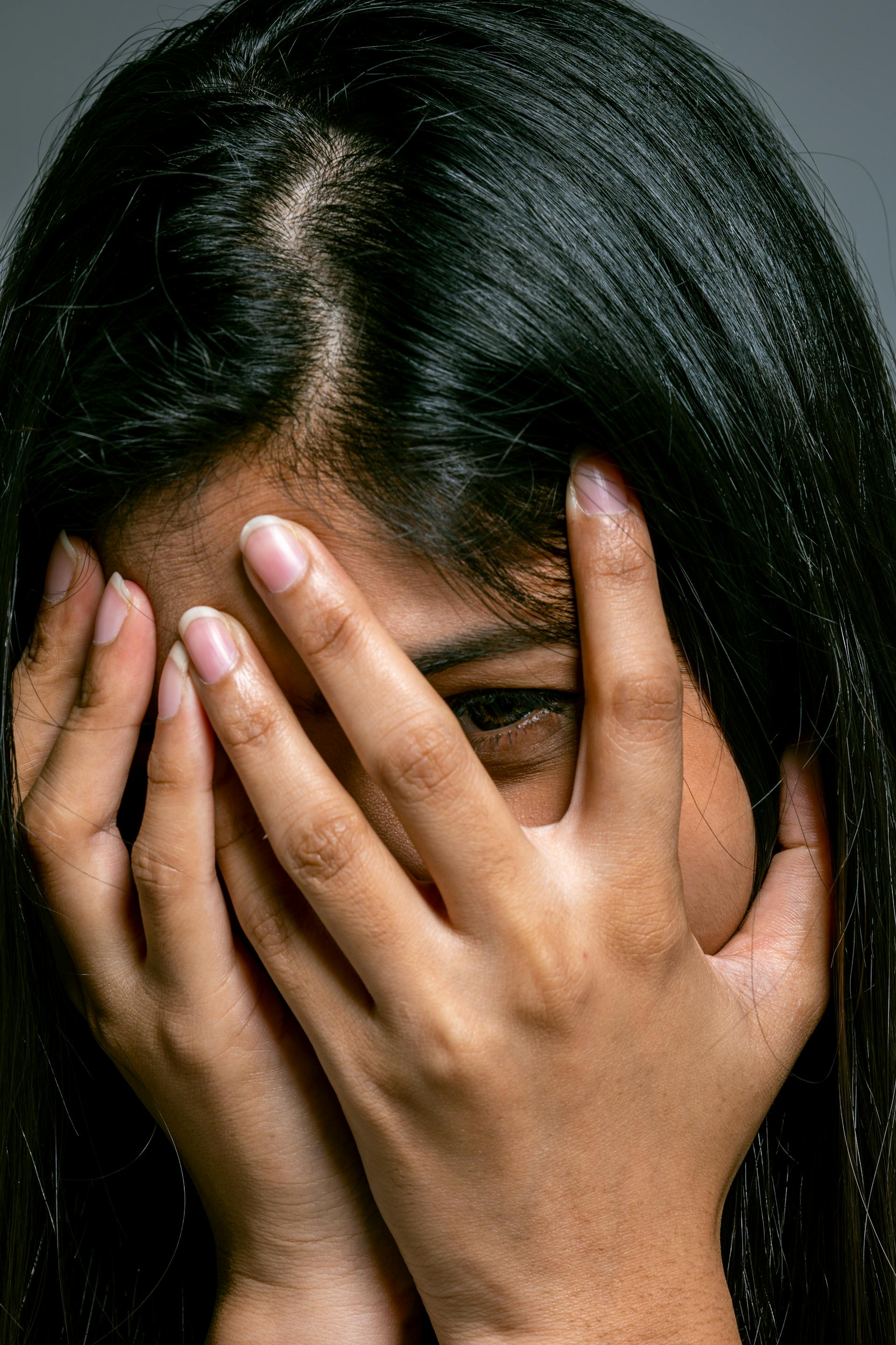 Une femme qui cache son visage | Source : Pexels