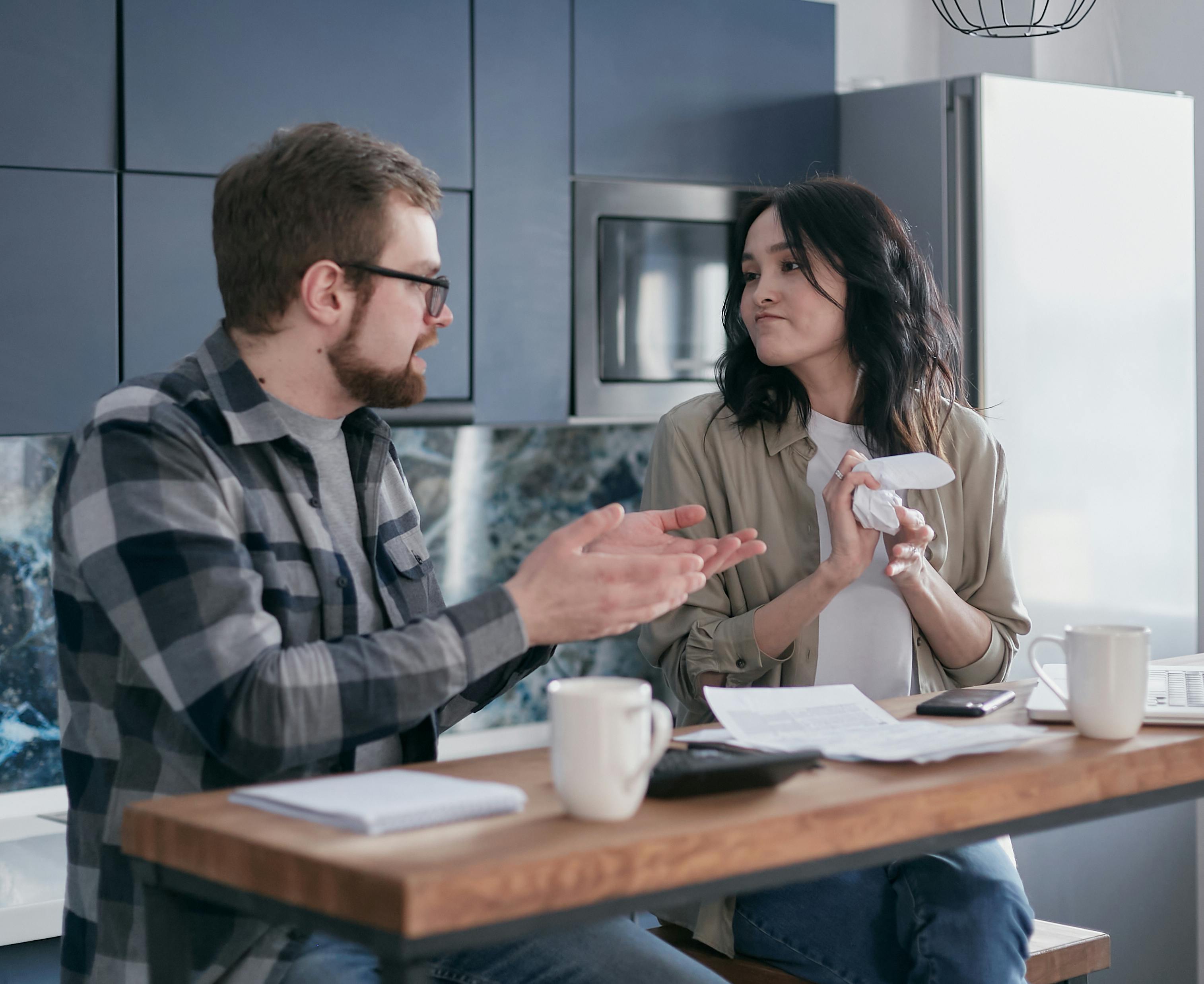 Un couple en train de discuter dans la cuisine | Source : Pexels