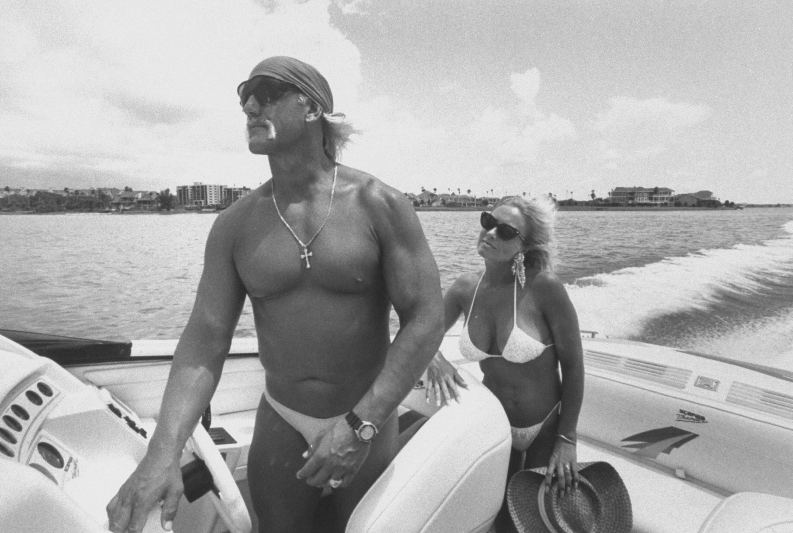 Hulk et Linda Hogan à bord d'un yacht sur la voie navigable intercôtière, le 15 août 1991. | Source : Getty Images