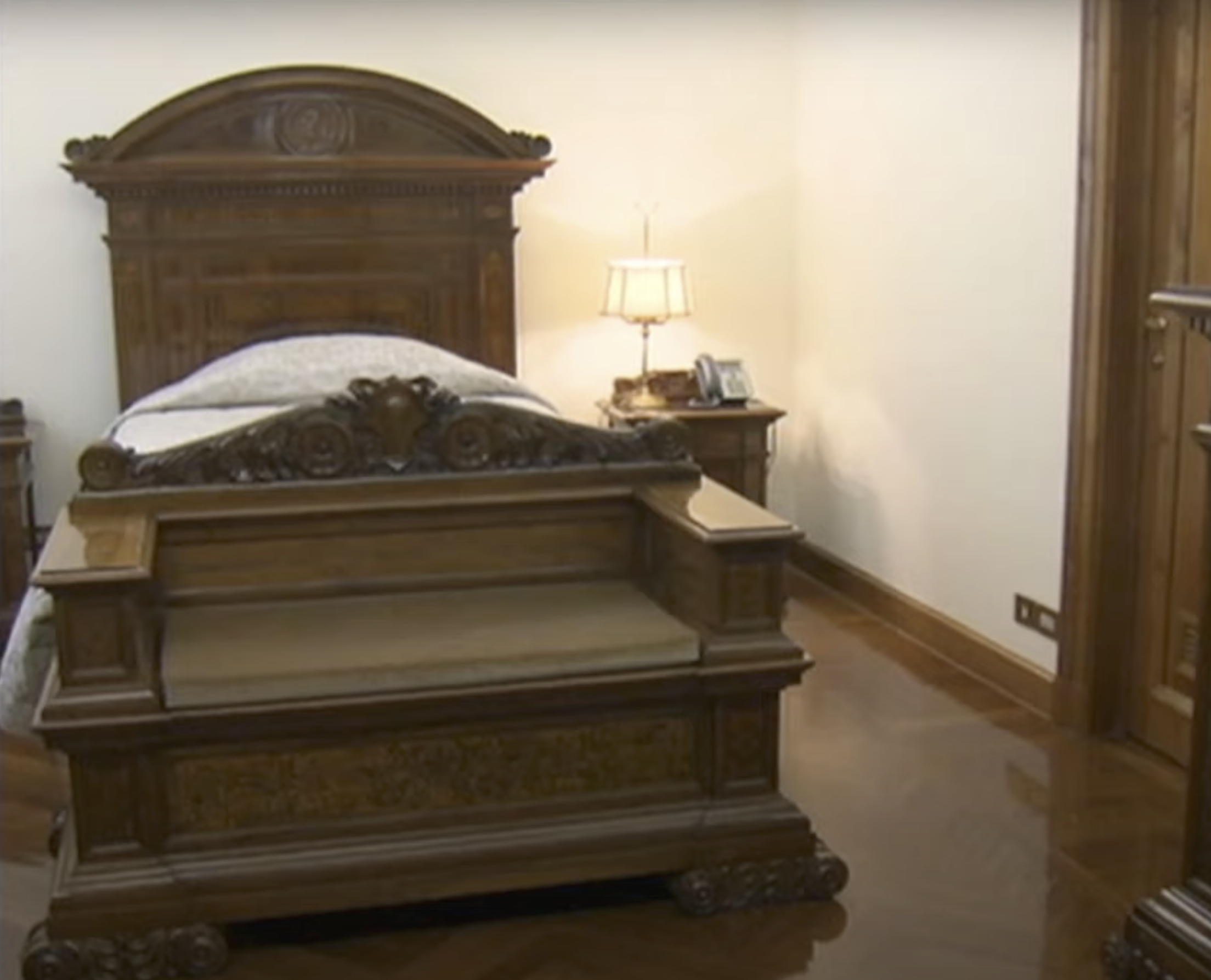 La chambre de l'évêque romain | Source : YouTube/CNN