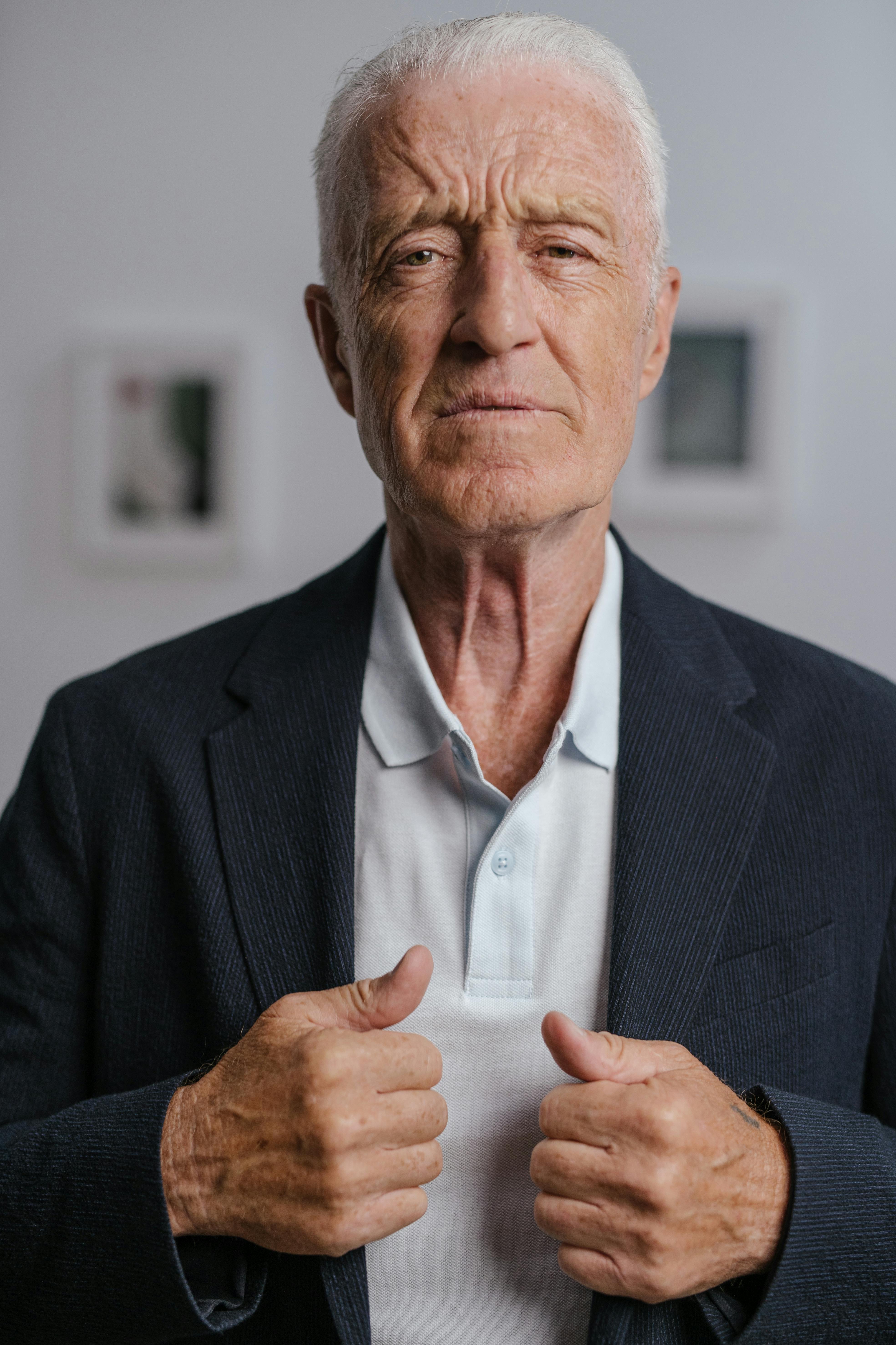 Homme âgé en costume | Source : Pexels